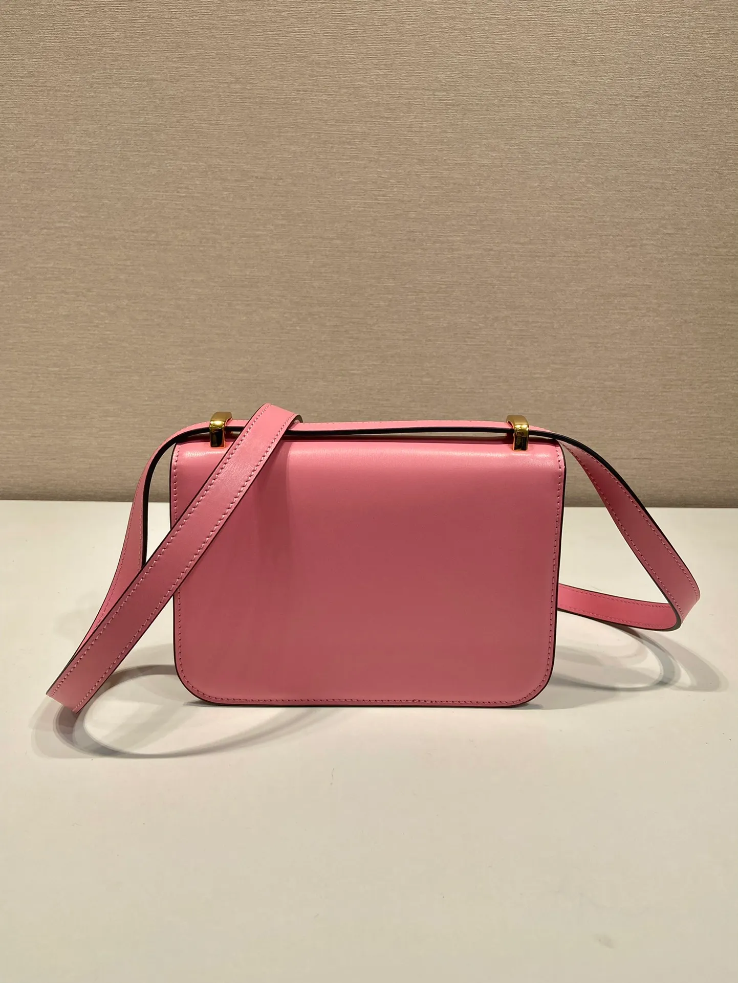 💰1520🎉New messenger bag🎉1BD340🎉🎉 This shoulder bag is made of oiled cowhide. The corner design gives the bag a modern style, the adjustable leather handle can be worn on the shoulder or cross-body, and the enameled metal triangular logo flap is decorated with a snap lock. Full of high-end feel, the top of your back instantly transforms into a girly girl, with large capacity and space. Fashionable and practical, get it now🎉👏 Length 20x Height 13.5x Bottom 5.5cm👏👏👏🎉🎉🎉