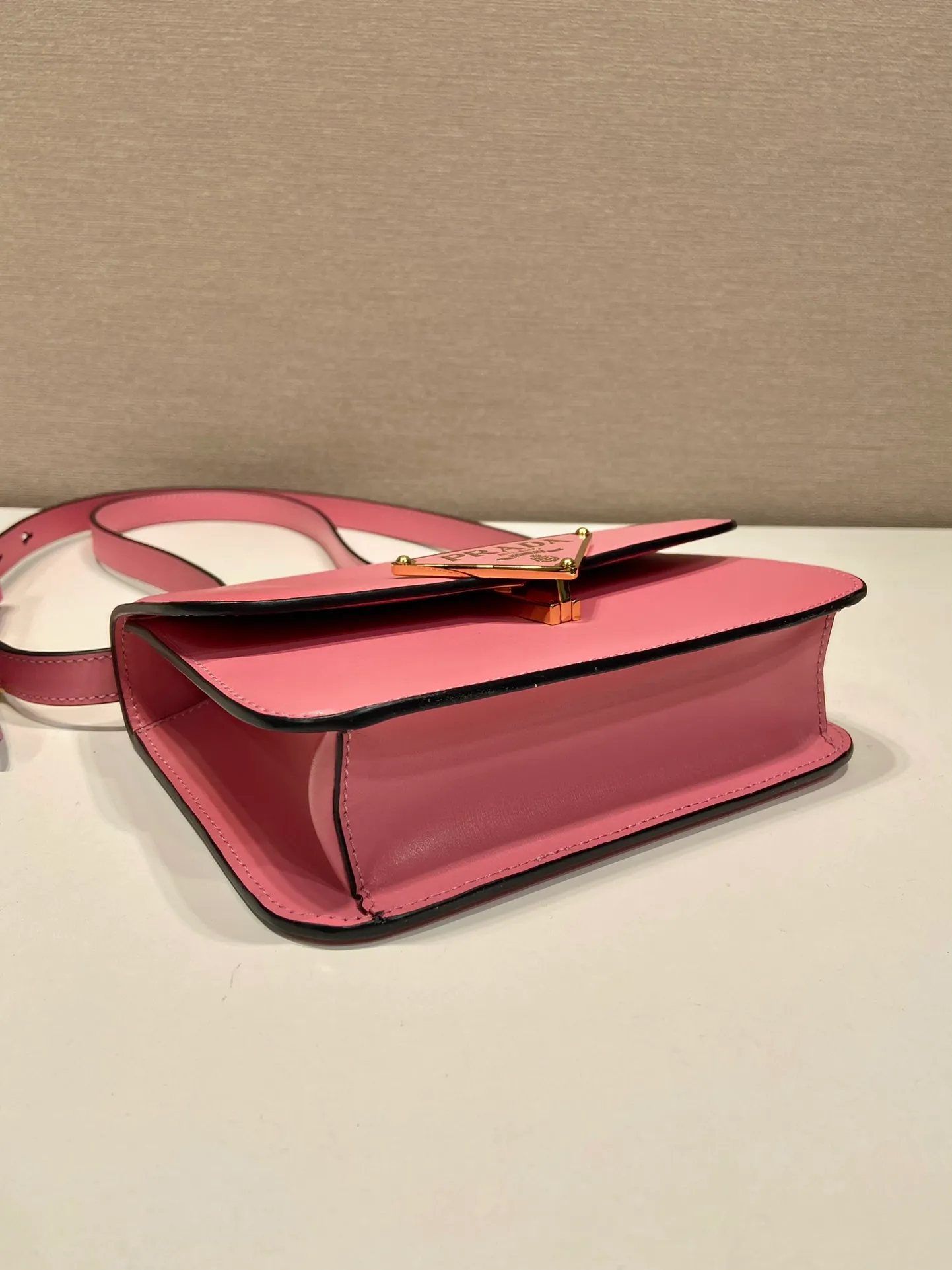 💰1520🎉New messenger bag🎉1BD340🎉🎉 This shoulder bag is made of oiled cowhide. The corner design gives the bag a modern style, the adjustable leather handle can be worn on the shoulder or cross-body, and the enameled metal triangular logo flap is decorated with a snap lock. Full of high-end feel, the top of your back instantly transforms into a girly girl, with large capacity and space. Fashionable and practical, get it now🎉👏 Length 20x Height 13.5x Bottom 5.5cm👏👏👏🎉🎉🎉