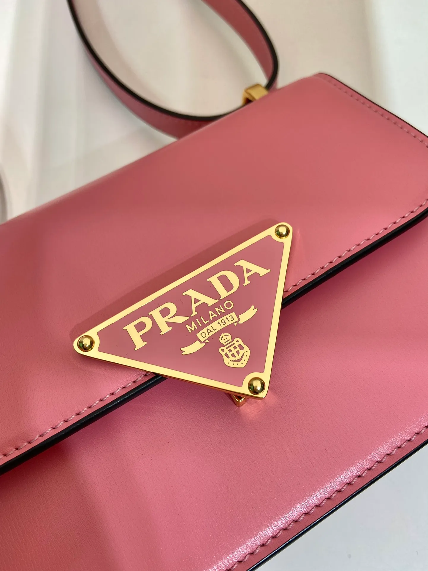 💰1520🎉New messenger bag🎉1BD340🎉🎉 This shoulder bag is made of oiled cowhide. The corner design gives the bag a modern style, the adjustable leather handle can be worn on the shoulder or cross-body, and the enameled metal triangular logo flap is decorated with a snap lock. Full of high-end feel, the top of your back instantly transforms into a girly girl, with large capacity and space. Fashionable and practical, get it now🎉👏 Length 20x Height 13.5x Bottom 5.5cm👏👏👏🎉🎉🎉