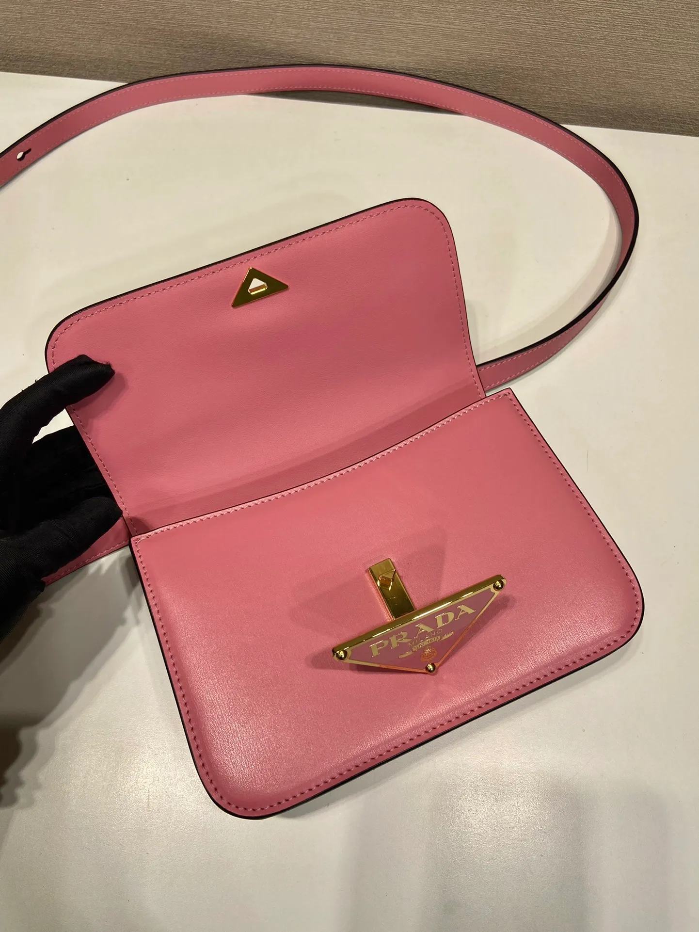 💰1520🎉New messenger bag🎉1BD340🎉🎉 This shoulder bag is made of oiled cowhide. The corner design gives the bag a modern style, the adjustable leather handle can be worn on the shoulder or cross-body, and the enameled metal triangular logo flap is decorated with a snap lock. Full of high-end feel, the top of your back instantly transforms into a girly girl, with large capacity and space. Fashionable and practical, get it now🎉👏 Length 20x Height 13.5x Bottom 5.5cm👏👏👏🎉🎉🎉