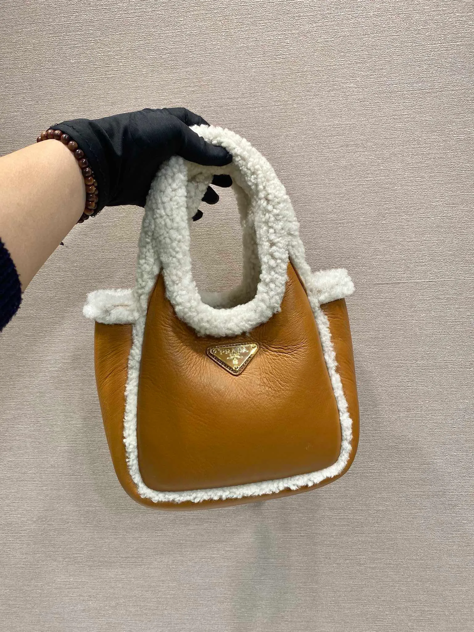 💰1560🎉Sheepskin Bucket Bag🎉1BA349 New Product🎉🎉 This sheepskin bucket bag combines simple style with winter atmosphere. Lined with lambswool, decorated with gold-plated hardware, the triangular logo adds a signature style, magnetic buckle closure, with three compartments, large space, so beautiful and beautiful, a must-have in winter, it is also a popular model for internet celebrities🎉Hurry up and get it🎉🎉 Length 18 height 15.5x bottom 10cm🎉🎉