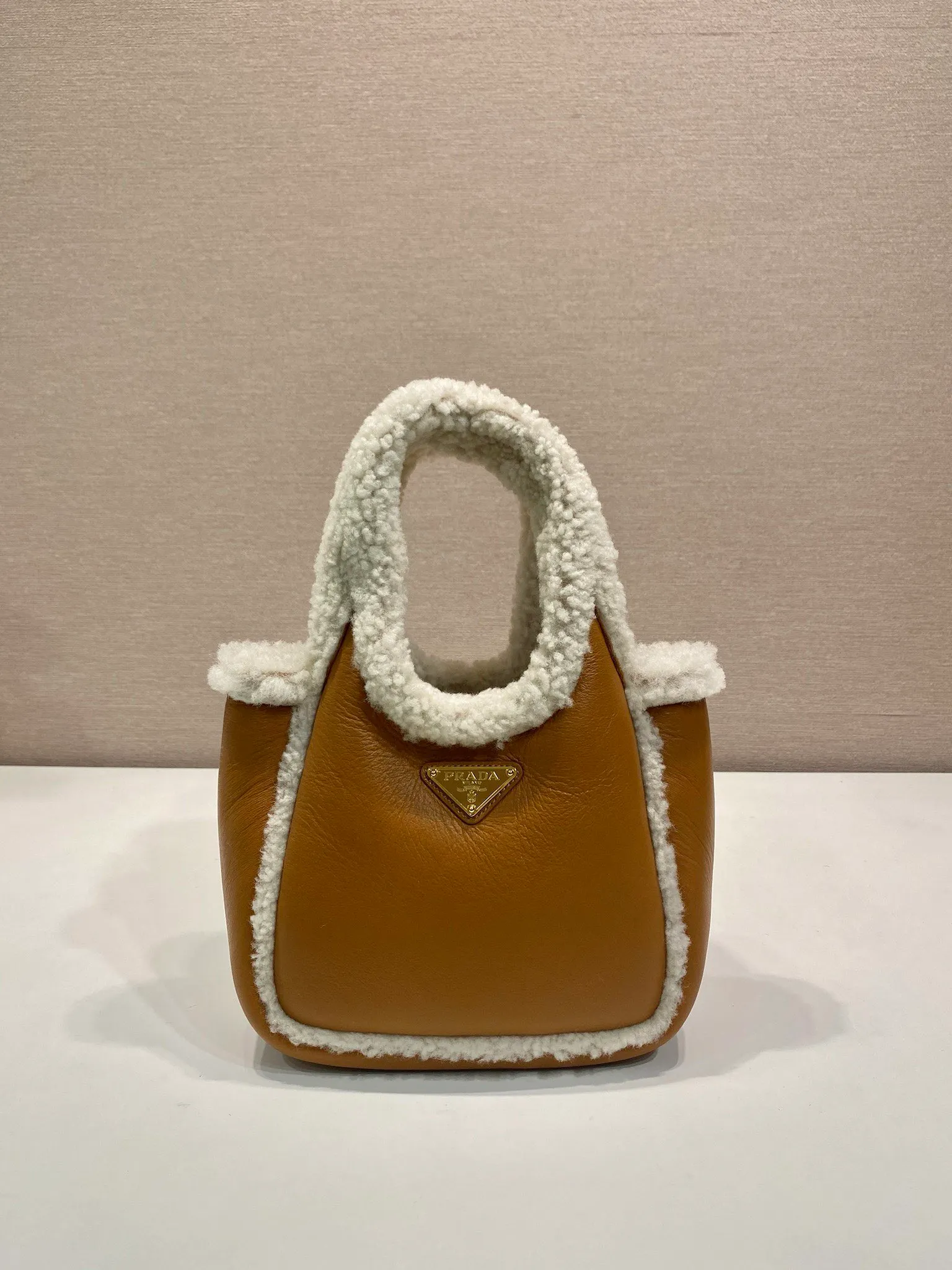 💰1560🎉Sheepskin Bucket Bag🎉1BA349 New Product🎉🎉 This sheepskin bucket bag combines simple style with winter atmosphere. Lined with lambswool, decorated with gold-plated hardware, the triangular logo adds a signature style, magnetic buckle closure, with three compartments, large space, so beautiful and beautiful, a must-have in winter, it is also a popular model for internet celebrities🎉Hurry up and get it🎉🎉 Length 18 height 15.5x bottom 10cm🎉🎉