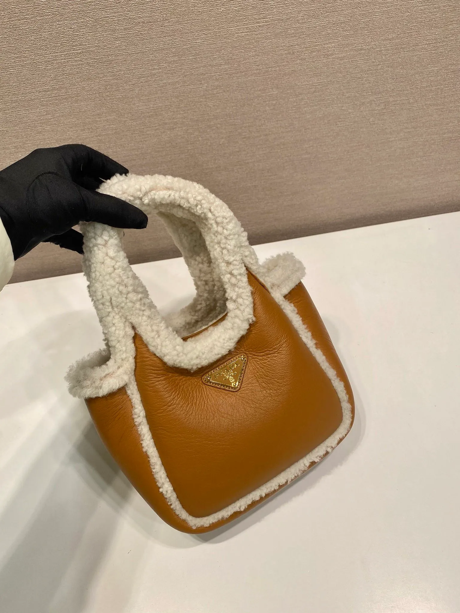 💰1560🎉Sheepskin Bucket Bag🎉1BA349 New Product🎉🎉 This sheepskin bucket bag combines simple style with winter atmosphere. Lined with lambswool, decorated with gold-plated hardware, the triangular logo adds a signature style, magnetic buckle closure, with three compartments, large space, so beautiful and beautiful, a must-have in winter, it is also a popular model for internet celebrities🎉Hurry up and get it🎉🎉 Length 18 height 15.5x bottom 10cm🎉🎉