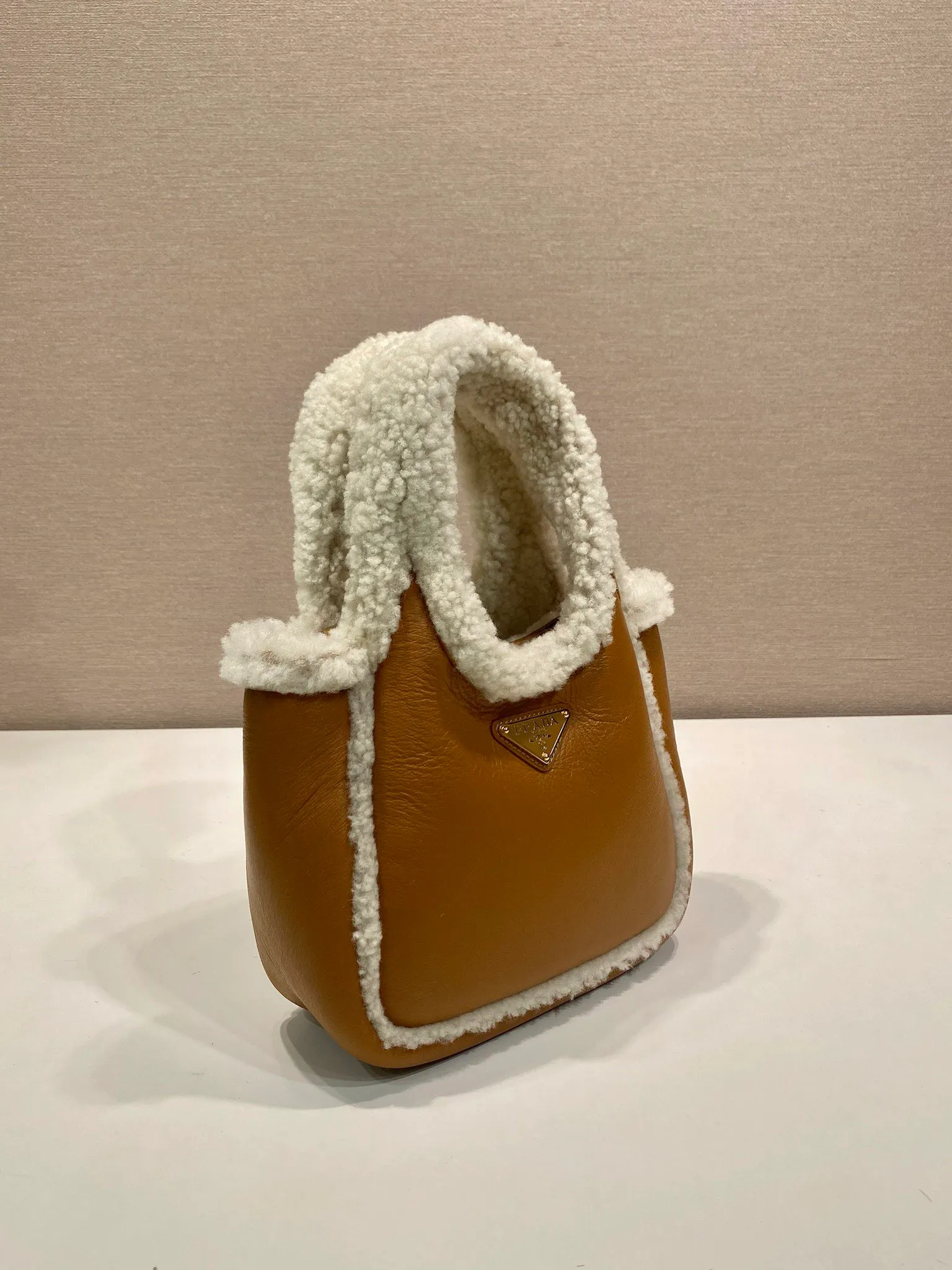 💰1560🎉Sheepskin Bucket Bag🎉1BA349 New Product🎉🎉 This sheepskin bucket bag combines simple style with winter atmosphere. Lined with lambswool, decorated with gold-plated hardware, the triangular logo adds a signature style, magnetic buckle closure, with three compartments, large space, so beautiful and beautiful, a must-have in winter, it is also a popular model for internet celebrities🎉Hurry up and get it🎉🎉 Length 18 height 15.5x bottom 10cm🎉🎉