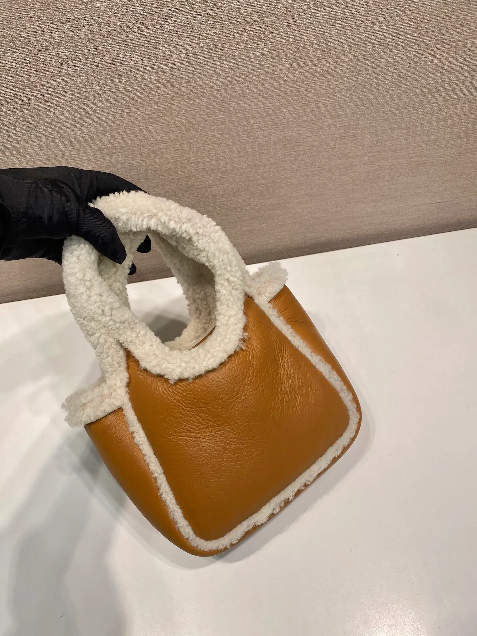 💰1560🎉Sheepskin Bucket Bag🎉1BA349 New Product🎉🎉 This sheepskin bucket bag combines simple style with winter atmosphere. Lined with lambswool, decorated with gold-plated hardware, the triangular logo adds a signature style, magnetic buckle closure, with three compartments, large space, so beautiful and beautiful, a must-have in winter, it is also a popular model for internet celebrities🎉Hurry up and get it🎉🎉 Length 18 height 15.5x bottom 10cm🎉🎉