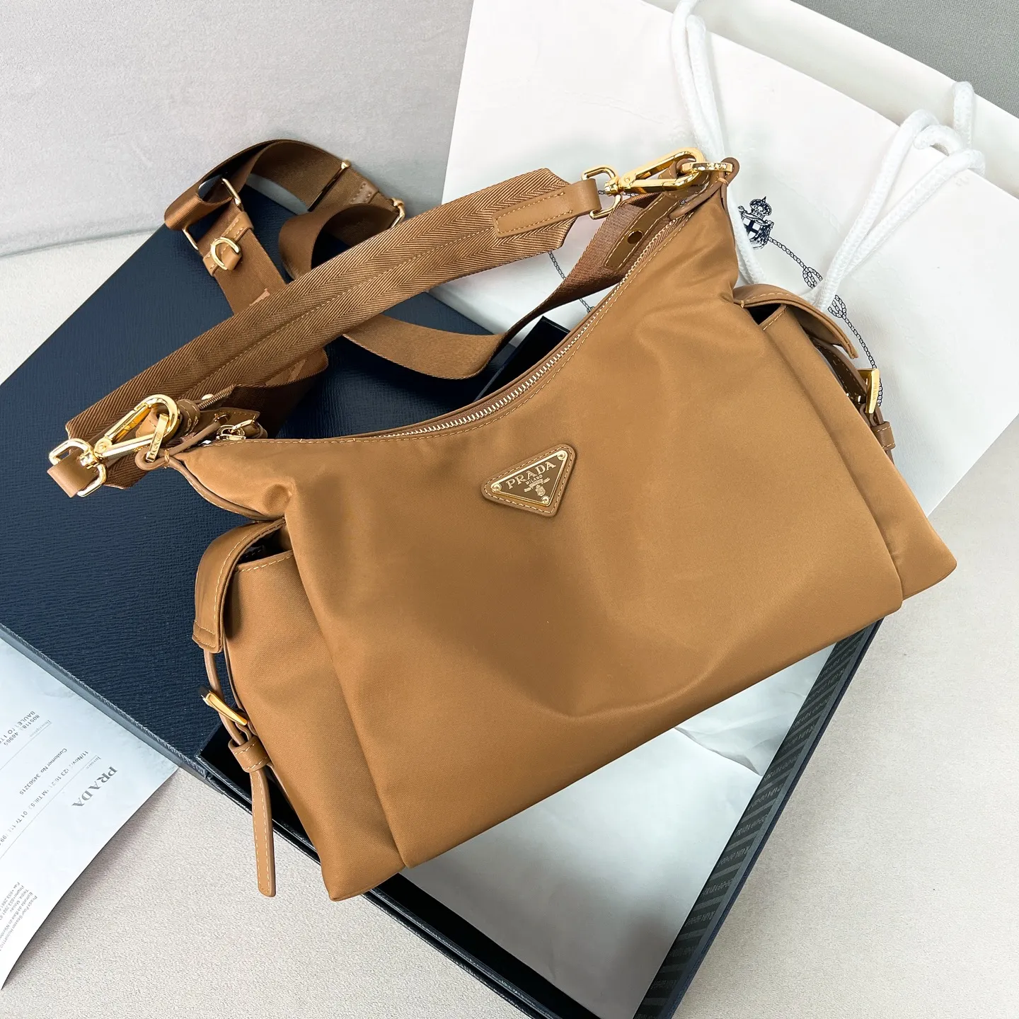 💰1260✨New product launch✨2025 new unisex Explore handbag large size 1BC264, super versatile and good-looking, fashionable people must buy it! Not only practical, lightweight, but also good-looking, with super large capacity. Triangle signature + waterproof parachute nylon. Lightweight and practical design combines sports and versatile elements. Equipped with two detachable and adjustable webbing straps. The fluffy and soft shape goes well with clothes. The multi-pocket design meets the functional needs of traveling and commuting. It is simply great👏... Unisex style for both men and women🉑️ Size: 32*22*11.5cm black