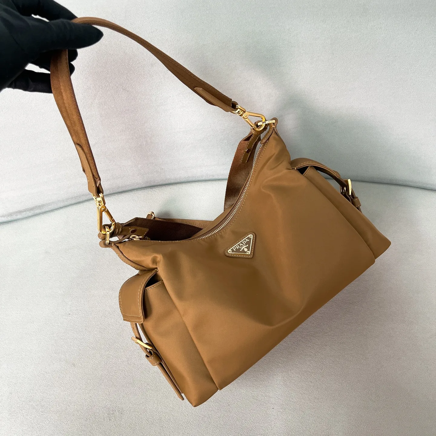 💰1260✨New product launch✨2025 new unisex Explore handbag large size 1BC264, super versatile and good-looking, fashionable people must buy it! Not only practical, lightweight, but also good-looking, with super large capacity. Triangle signature + waterproof parachute nylon. Lightweight and practical design combines sports and versatile elements. Equipped with two detachable and adjustable webbing straps. The fluffy and soft shape goes well with clothes. The multi-pocket design meets the functional needs of traveling and commuting. It is simply great👏... Unisex style for both men and women🉑️ Size: 32*22*11.5cm black