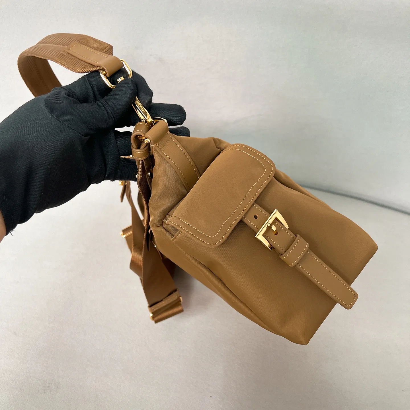 💰1260✨New product launch✨2025 new unisex Explore handbag large size 1BC264, super versatile and good-looking, fashionable people must buy it! Not only practical, lightweight, but also good-looking, with super large capacity. Triangle signature + waterproof parachute nylon. Lightweight and practical design combines sports and versatile elements. Equipped with two detachable and adjustable webbing straps. The fluffy and soft shape goes well with clothes. The multi-pocket design meets the functional needs of traveling and commuting. It is simply great👏... Unisex style for both men and women🉑️ Size: 32*22*11.5cm black