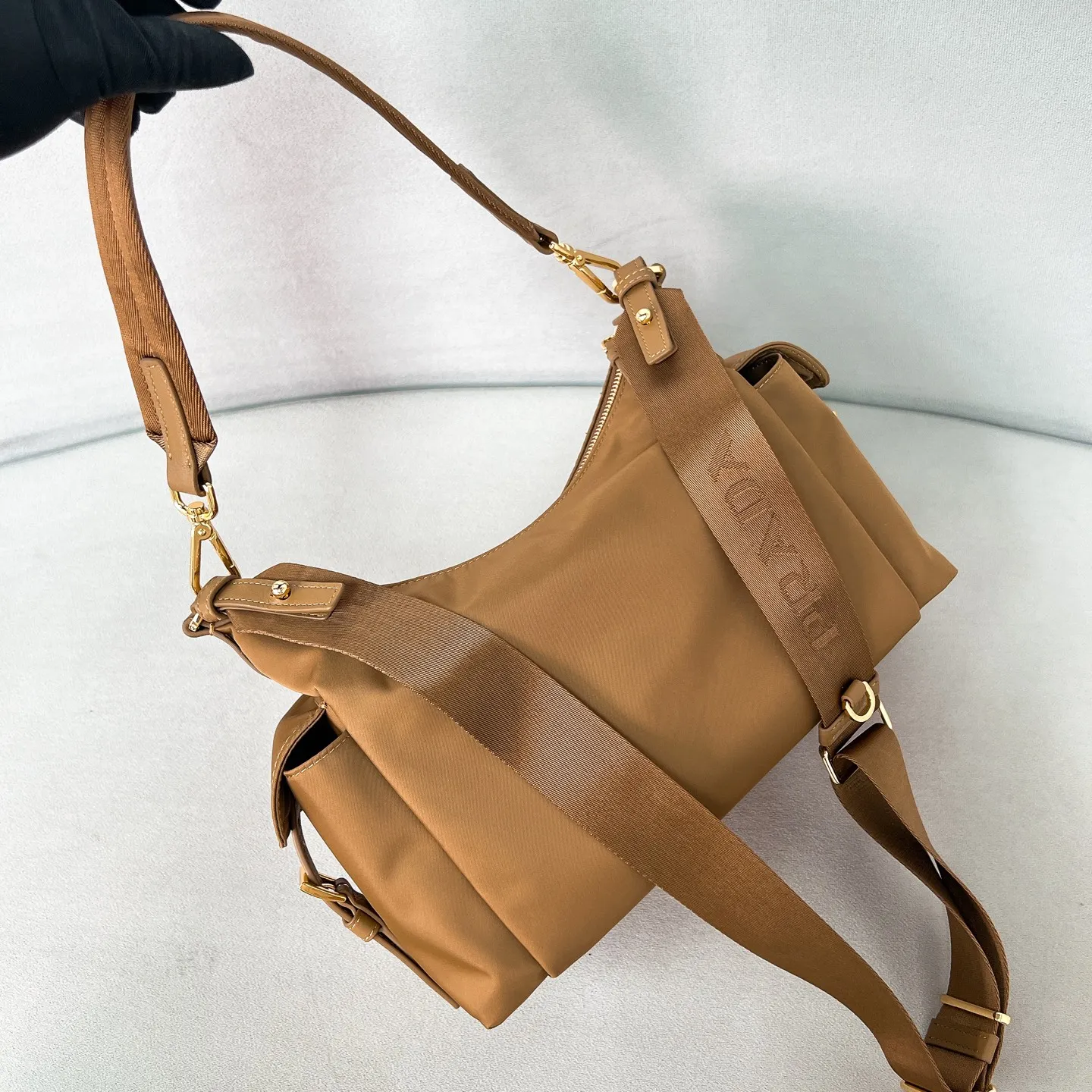 💰1260✨New product launch✨2025 new unisex Explore handbag large size 1BC264, super versatile and good-looking, fashionable people must buy it! Not only practical, lightweight, but also good-looking, with super large capacity. Triangle signature + waterproof parachute nylon. Lightweight and practical design combines sports and versatile elements. Equipped with two detachable and adjustable webbing straps. The fluffy and soft shape goes well with clothes. The multi-pocket design meets the functional needs of traveling and commuting. It is simply great👏... Unisex style for both men and women🉑️ Size: 32*22*11.5cm black