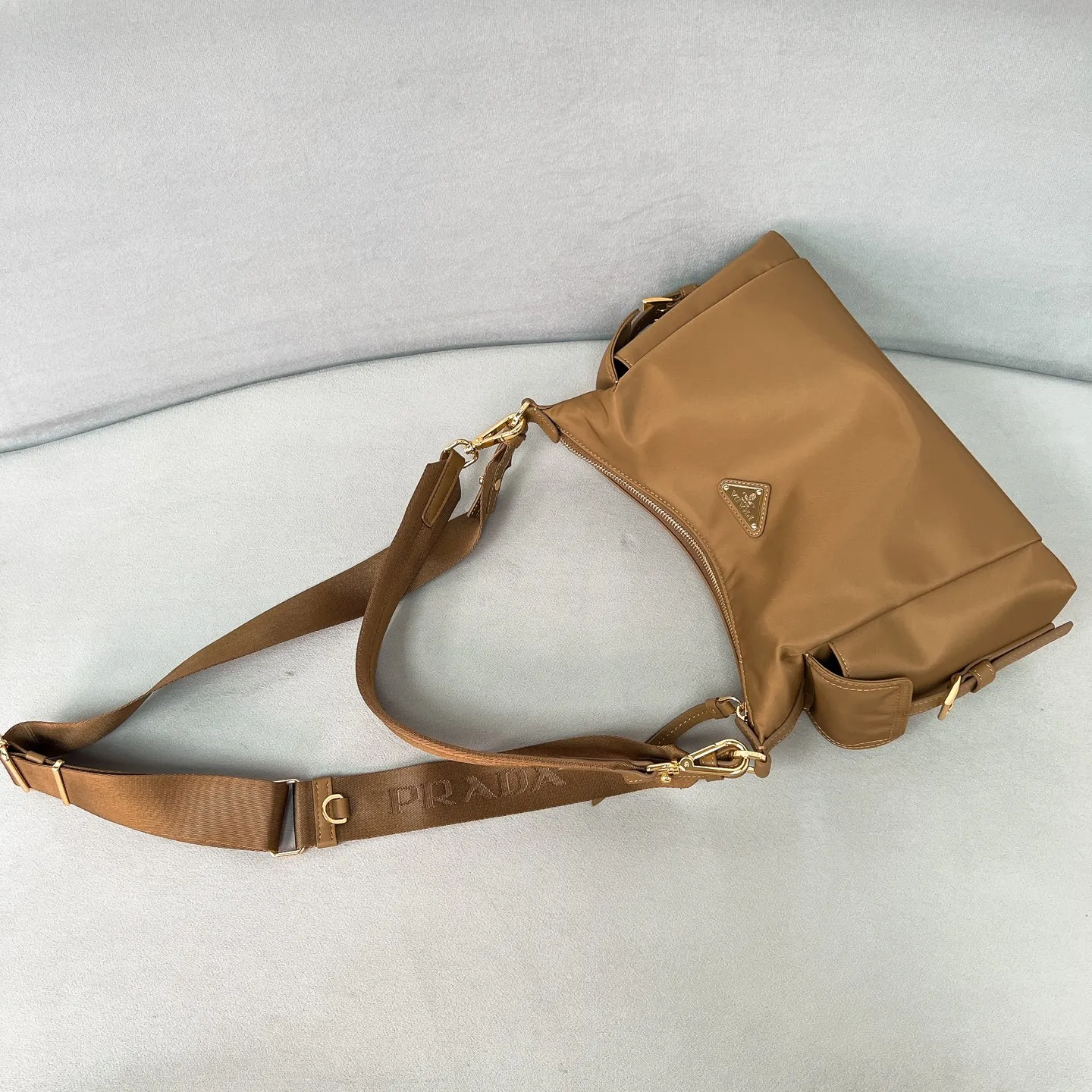 💰1260✨New product launch✨2025 new unisex Explore handbag large size 1BC264, super versatile and good-looking, fashionable people must buy it! Not only practical, lightweight, but also good-looking, with super large capacity. Triangle signature + waterproof parachute nylon. Lightweight and practical design combines sports and versatile elements. Equipped with two detachable and adjustable webbing straps. The fluffy and soft shape goes well with clothes. The multi-pocket design meets the functional needs of traveling and commuting. It is simply great👏... Unisex style for both men and women🉑️ Size: 32*22*11.5cm black