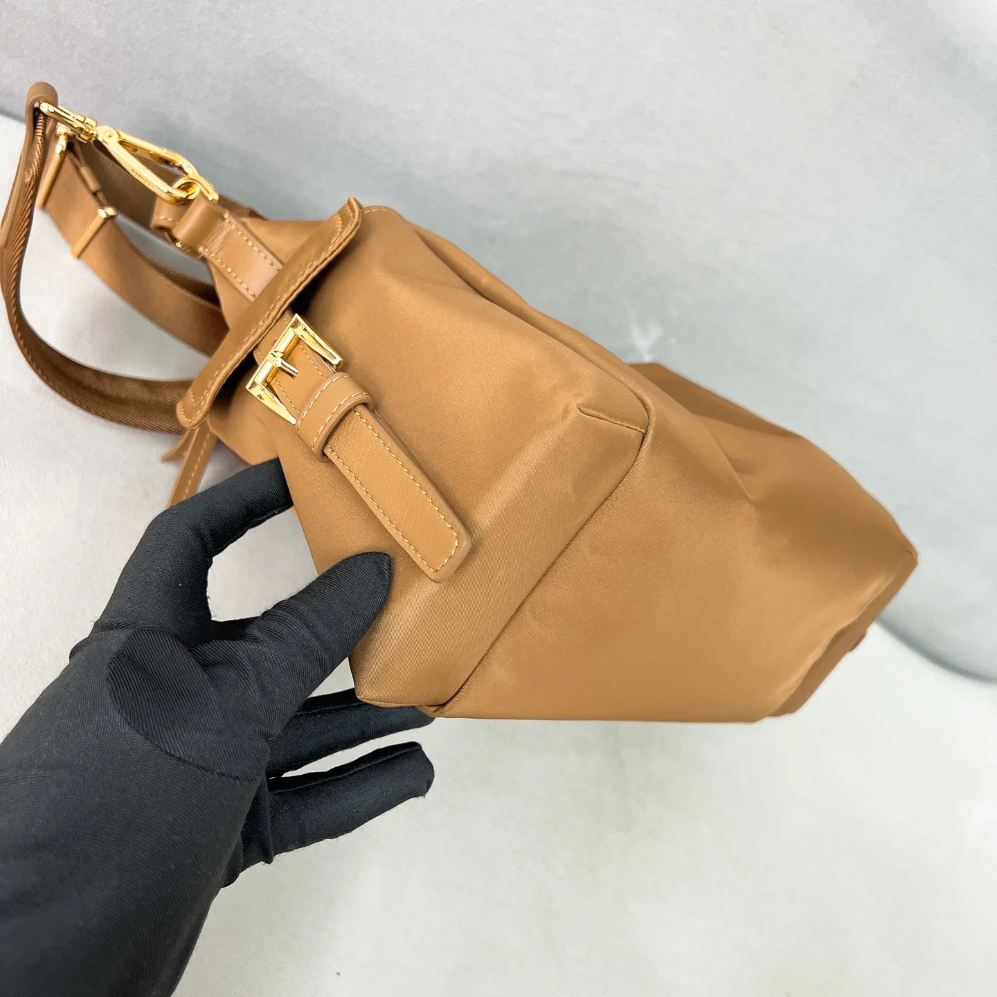 💰1260✨New product launch✨2025 new unisex Explore handbag large size 1BC264, super versatile and good-looking, fashionable people must buy it! Not only practical, lightweight, but also good-looking, with super large capacity. Triangle signature + waterproof parachute nylon. Lightweight and practical design combines sports and versatile elements. Equipped with two detachable and adjustable webbing straps. The fluffy and soft shape goes well with clothes. The multi-pocket design meets the functional needs of traveling and commuting. It is simply great👏... Unisex style for both men and women🉑️ Size: 32*22*11.5cm black