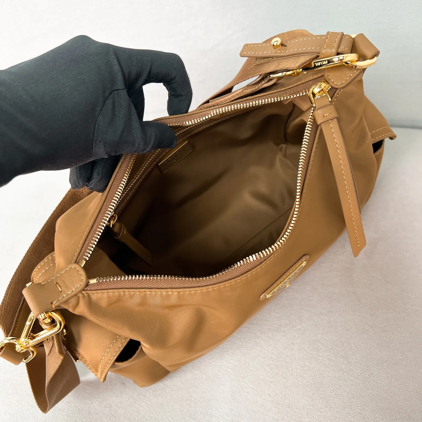 💰1260✨New product launch✨2025 new unisex Explore handbag large size 1BC264, super versatile and good-looking, fashionable people must buy it! Not only practical, lightweight, but also good-looking, with super large capacity. Triangle signature + waterproof parachute nylon. Lightweight and practical design combines sports and versatile elements. Equipped with two detachable and adjustable webbing straps. The fluffy and soft shape goes well with clothes. The multi-pocket design meets the functional needs of traveling and commuting. It is simply great👏... Unisex style for both men and women🉑️ Size: 32*22*11.5cm black