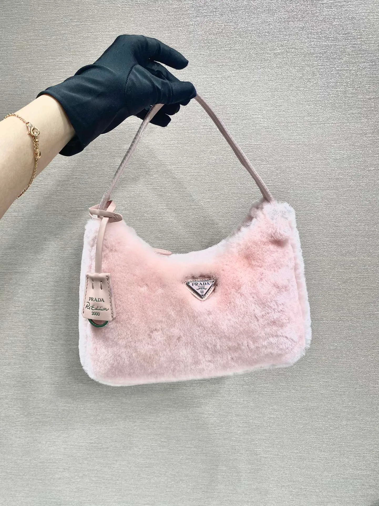 💰900🎉Plush Hobo🎉Upgraded version/goat hair😘😘This Hobo fur bag design is another hot item in autumn and winter👏, you can feel its softness through the screen😘I have the urge to hug it quickly 🙊🙊It’s so cute, the only difference in the upgraded version is that the hair is very soft🎉🎉It looks good and it’s extremely convenient to wear👍It looks great when carried by hand or as an armpit bag😘A must-have in winter, if you like it, hurry up and buy it🎉🎉 Style number: NE515 Length 23x Height 14x Bottom 5cm