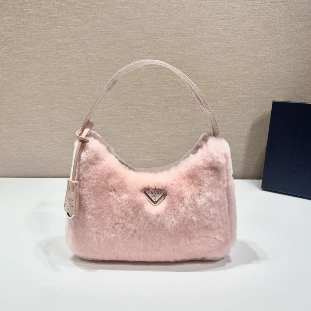 💰900🎉Plush Hobo🎉Upgraded version/goat hair😘😘This Hobo fur bag design is another hot item in autumn and winter👏, you can feel its softness through the screen😘I have the urge to hug it quickly 🙊🙊It’s so cute, the only difference in the upgraded version is that the hair is very soft🎉🎉It looks good and it’s extremely convenient to wear👍It looks great when carried by hand or as an armpit bag😘A must-have in winter, if you like it, hurry up and buy it🎉🎉 Style number: NE515 Length 23x Height 14x Bottom 5cm