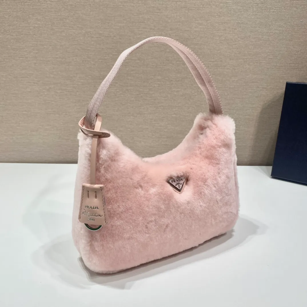 💰900🎉Plush Hobo🎉Upgraded version/goat hair😘😘This Hobo fur bag design is another hot item in autumn and winter👏, you can feel its softness through the screen😘I have the urge to hug it quickly 🙊🙊It’s so cute, the only difference in the upgraded version is that the hair is very soft🎉🎉It looks good and it’s extremely convenient to wear👍It looks great when carried by hand or as an armpit bag😘A must-have in winter, if you like it, hurry up and buy it🎉🎉 Style number: NE515 Length 23x Height 14x Bottom 5cm