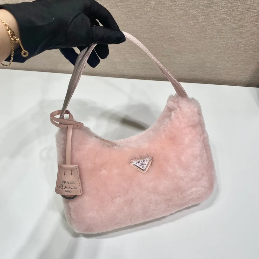 💰900🎉Plush Hobo🎉Upgraded version/goat hair😘😘This Hobo fur bag design is another hot item in autumn and winter👏, you can feel its softness through the screen😘I have the urge to hug it quickly 🙊🙊It’s so cute, the only difference in the upgraded version is that the hair is very soft🎉🎉It looks good and it’s extremely convenient to wear👍It looks great when carried by hand or as an armpit bag😘A must-have in winter, if you like it, hurry up and buy it🎉🎉 Style number: NE515 Length 23x Height 14x Bottom 5cm