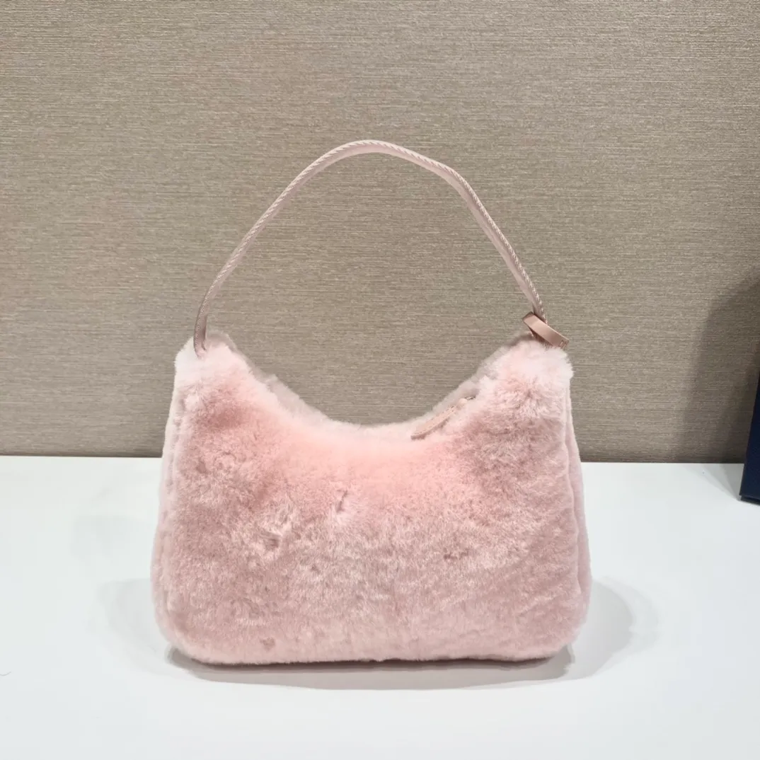 💰900🎉Plush Hobo🎉Upgraded version/goat hair😘😘This Hobo fur bag design is another hot item in autumn and winter👏, you can feel its softness through the screen😘I have the urge to hug it quickly 🙊🙊It’s so cute, the only difference in the upgraded version is that the hair is very soft🎉🎉It looks good and it’s extremely convenient to wear👍It looks great when carried by hand or as an armpit bag😘A must-have in winter, if you like it, hurry up and buy it🎉🎉 Style number: NE515 Length 23x Height 14x Bottom 5cm