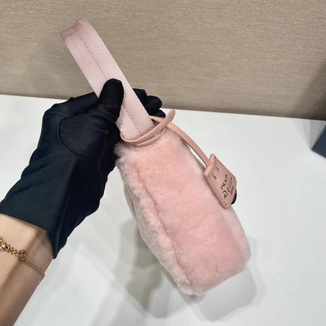 💰900🎉Plush Hobo🎉Upgraded version/goat hair😘😘This Hobo fur bag design is another hot item in autumn and winter👏, you can feel its softness through the screen😘I have the urge to hug it quickly 🙊🙊It’s so cute, the only difference in the upgraded version is that the hair is very soft🎉🎉It looks good and it’s extremely convenient to wear👍It looks great when carried by hand or as an armpit bag😘A must-have in winter, if you like it, hurry up and buy it🎉🎉 Style number: NE515 Length 23x Height 14x Bottom 5cm