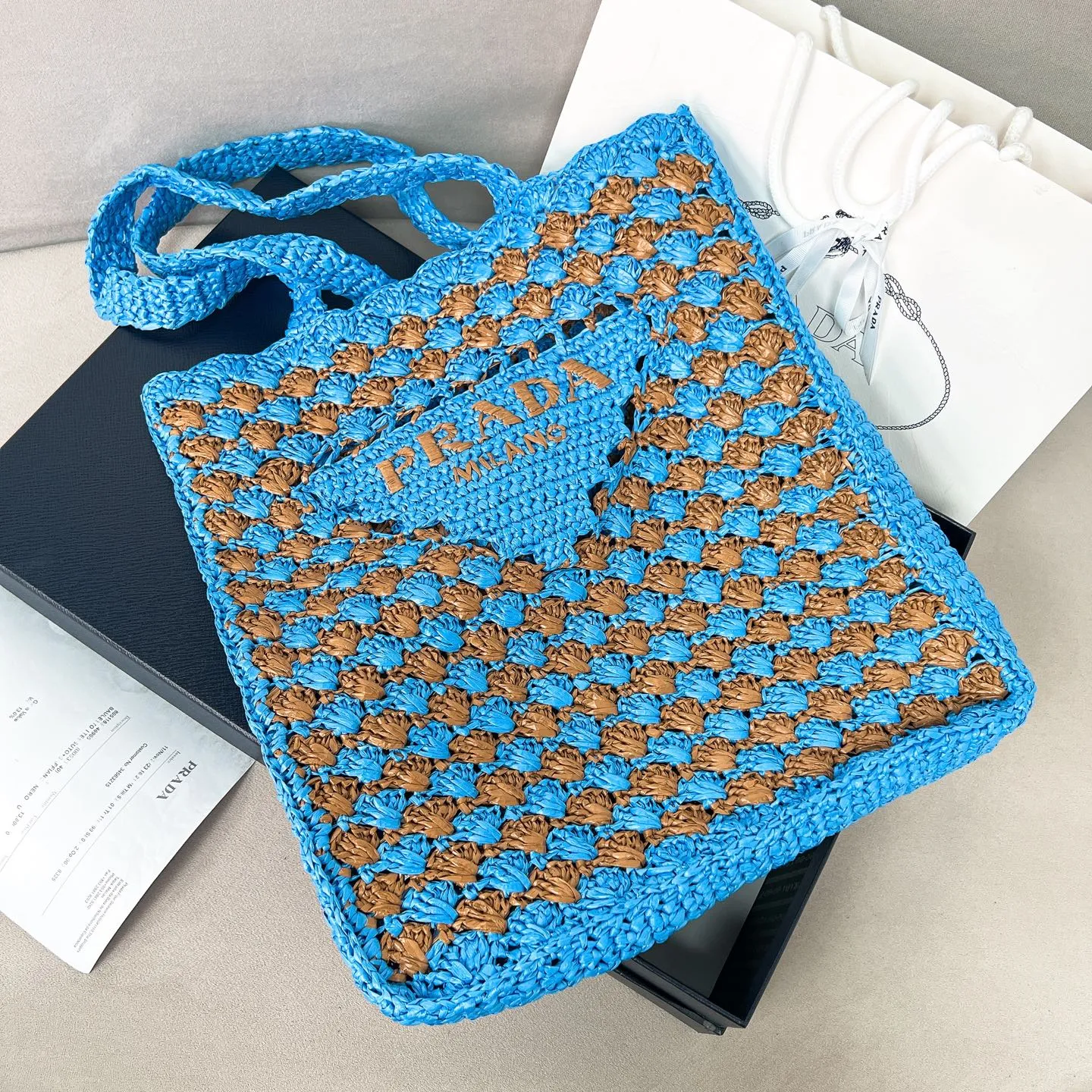 💰1160✨New product debut✨New product raffia beach bag 1BG393 Great choice for travel and vacation🏖️Handmade with raffia Light and natural material expresses summer mood Embroidered lettering triangle logo on the front with long exquisite shoulder handles Super large capacity and very light weight Wear-resistant, waterproof, durable and good-looking Can be carried by hand or on the shoulder The new favorite of fashion trendsetters Perfect details comparable to brick cabinets Super 5🌟review Size: 38*36*3cm sky blue/caramel color