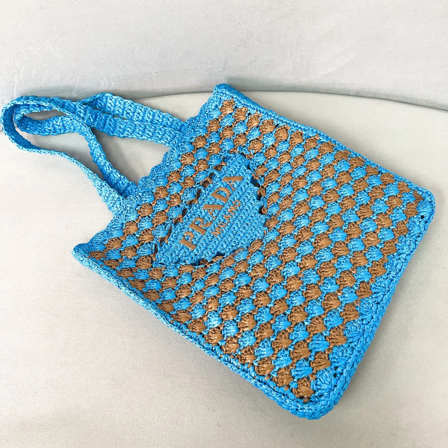 💰1160✨New product debut✨New product raffia beach bag 1BG393 Great choice for travel and vacation🏖️Handmade with raffia Light and natural material expresses summer mood Embroidered lettering triangle logo on the front with long exquisite shoulder handles Super large capacity and very light weight Wear-resistant, waterproof, durable and good-looking Can be carried by hand or on the shoulder The new favorite of fashion trendsetters Perfect details comparable to brick cabinets Super 5🌟review Size: 38*36*3cm sky blue/caramel color