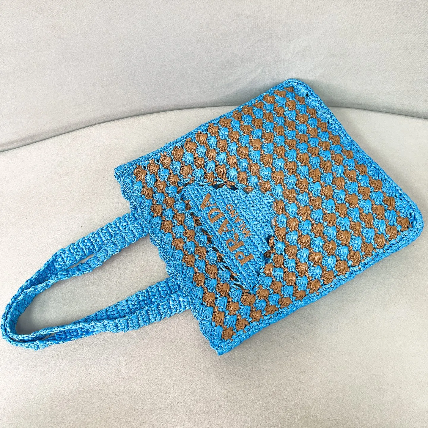 💰1160✨New product debut✨New product raffia beach bag 1BG393 Great choice for travel and vacation🏖️Handmade with raffia Light and natural material expresses summer mood Embroidered lettering triangle logo on the front with long exquisite shoulder handles Super large capacity and very light weight Wear-resistant, waterproof, durable and good-looking Can be carried by hand or on the shoulder The new favorite of fashion trendsetters Perfect details comparable to brick cabinets Super 5🌟review Size: 38*36*3cm sky blue/caramel color