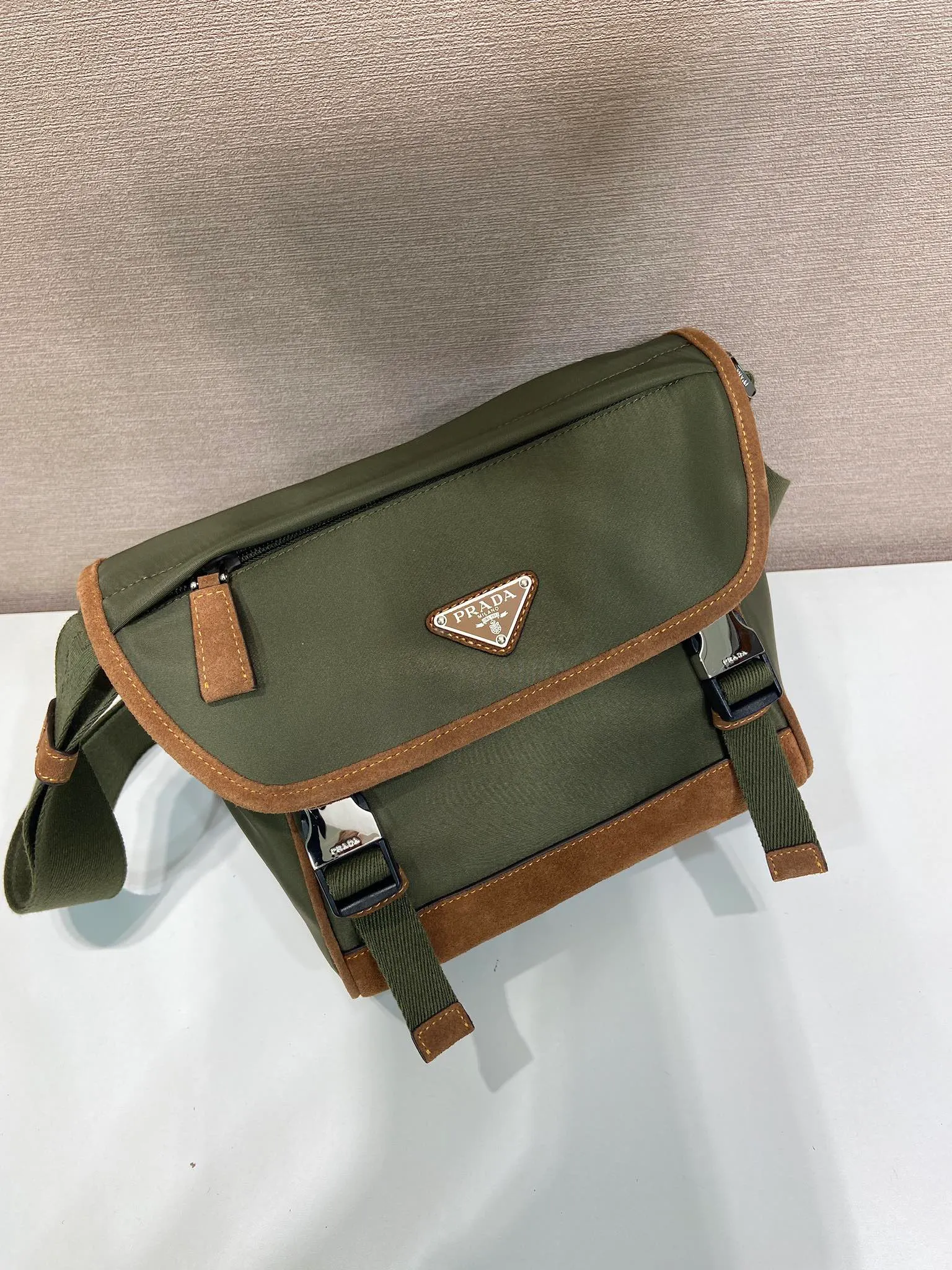 💰1200🎉New messenger bag🎉🎉2VD066 small🎉🎉 This messenger bag is designed with Re-Nylon recycled nylon fabric, with contrasting calfskin, flap and snap closure, three external zipper pockets, internal zipper pocket and patch pocket. It has a large capacity and is a hit that will never go out of style. Handsome guys, come in quickly🎉🎉 Length 20 height 19 bottom 10cm🎉🎉🎉🍊🍊🍊