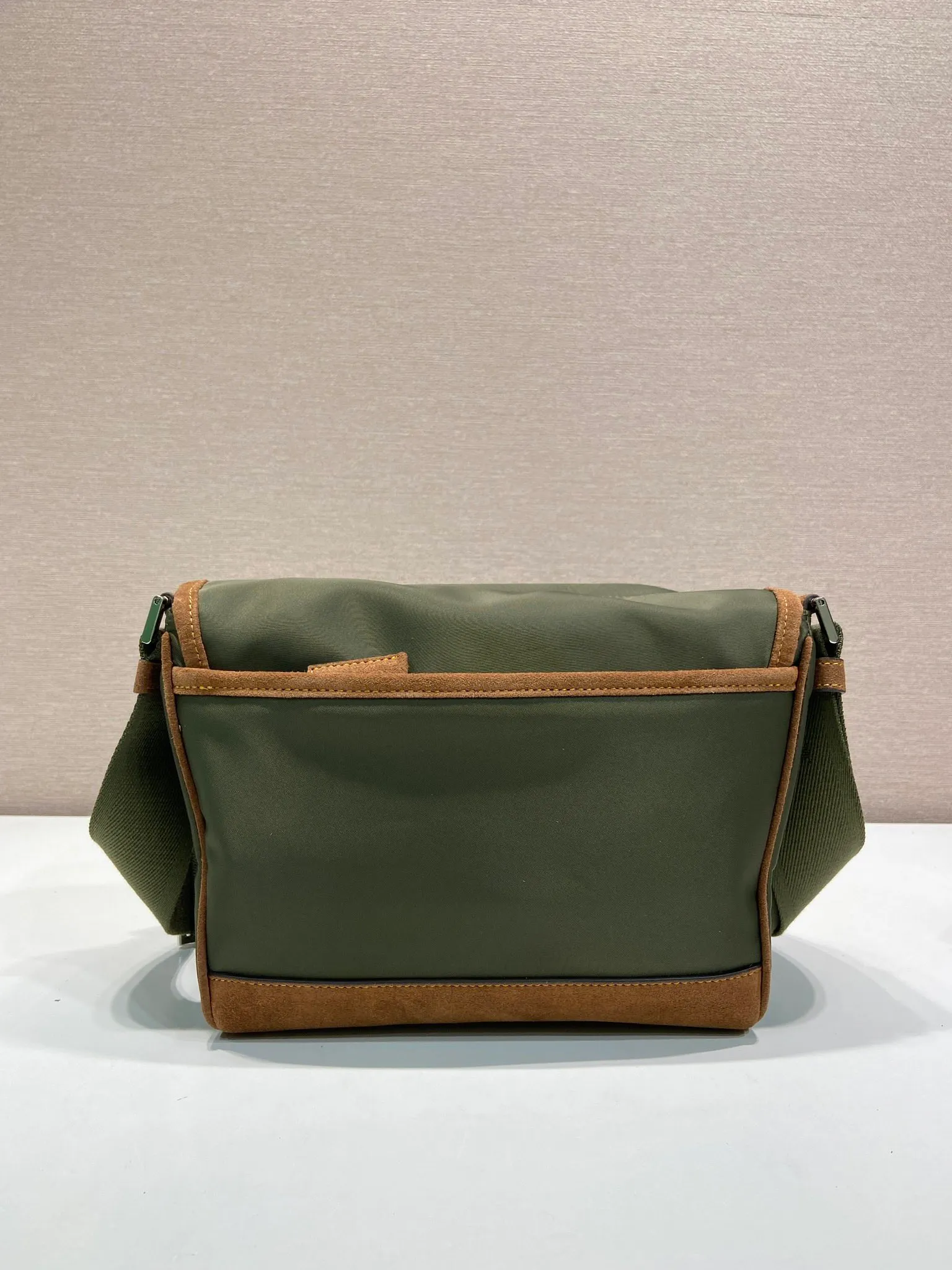 💰1200🎉New messenger bag🎉🎉2VD066 small🎉🎉 This messenger bag is designed with Re-Nylon recycled nylon fabric, with contrasting calfskin, flap and snap closure, three external zipper pockets, internal zipper pocket and patch pocket. It has a large capacity and is a hit that will never go out of style. Handsome guys, come in quickly🎉🎉 Length 20 height 19 bottom 10cm🎉🎉🎉🍊🍊🍊