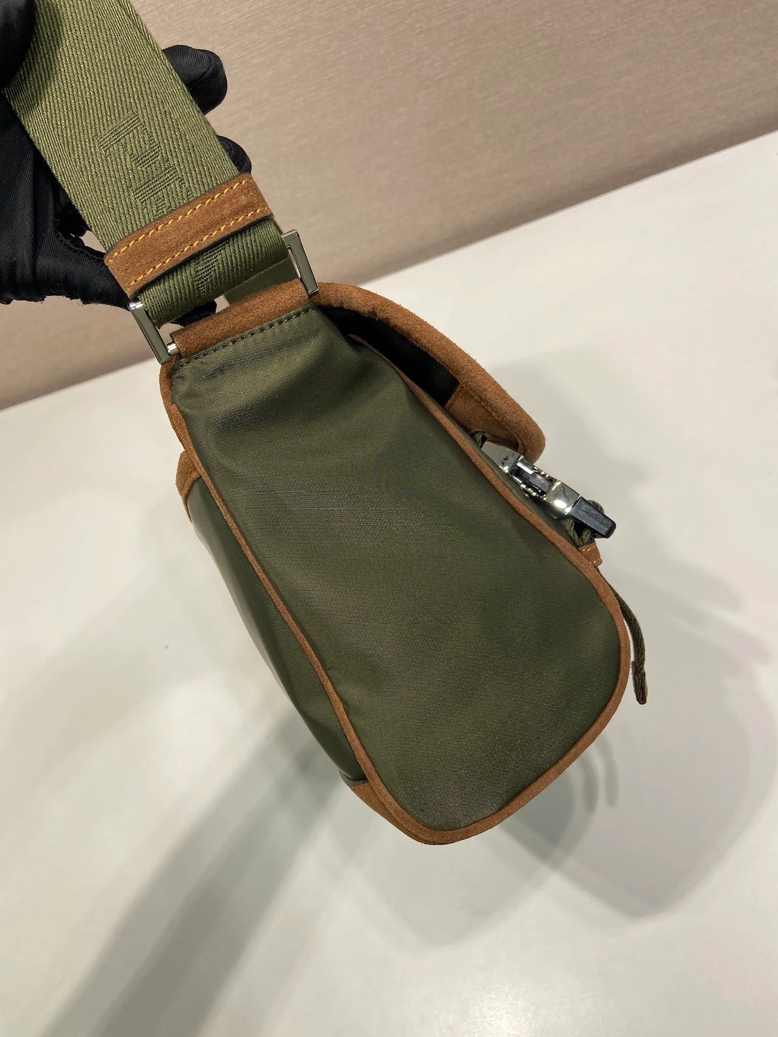 💰1200🎉New messenger bag🎉🎉2VD066 small🎉🎉 This messenger bag is designed with Re-Nylon recycled nylon fabric, with contrasting calfskin, flap and snap closure, three external zipper pockets, internal zipper pocket and patch pocket. It has a large capacity and is a hit that will never go out of style. Handsome guys, come in quickly🎉🎉 Length 20 height 19 bottom 10cm🎉🎉🎉🍊🍊🍊