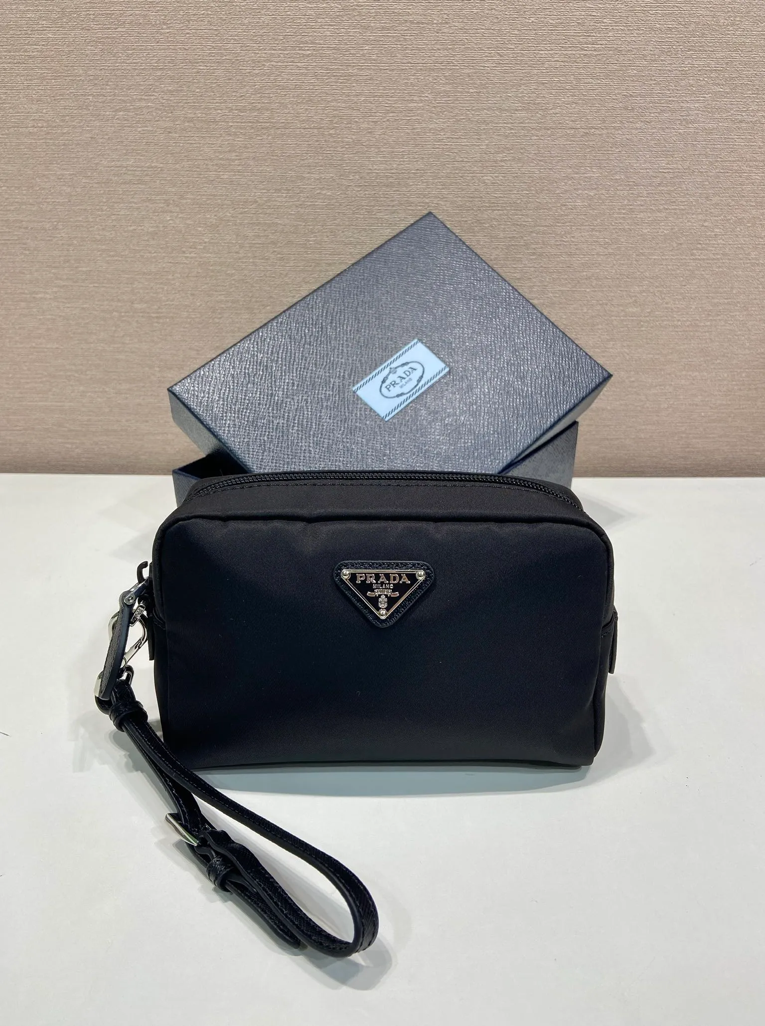 💰520🎉New clutch bag🎉1NS021 large size🎉🎉 This clutch bag is made of imported innovative Re-Nylon recycled nylon fabric. The iconic triangular logo in enameled metal accents the clean lines. The bag opens to reveal a zippered inner pocket. Detachable leather wristband, large capacity, no problem with daily essentials for going out😘😘The large handbag you have been dreaming about has arrived, babies, hurry up and get it🎉🎉 Length 17x Height 11x Bottom 5.5cm🎉🎉🎉😘😘😘
