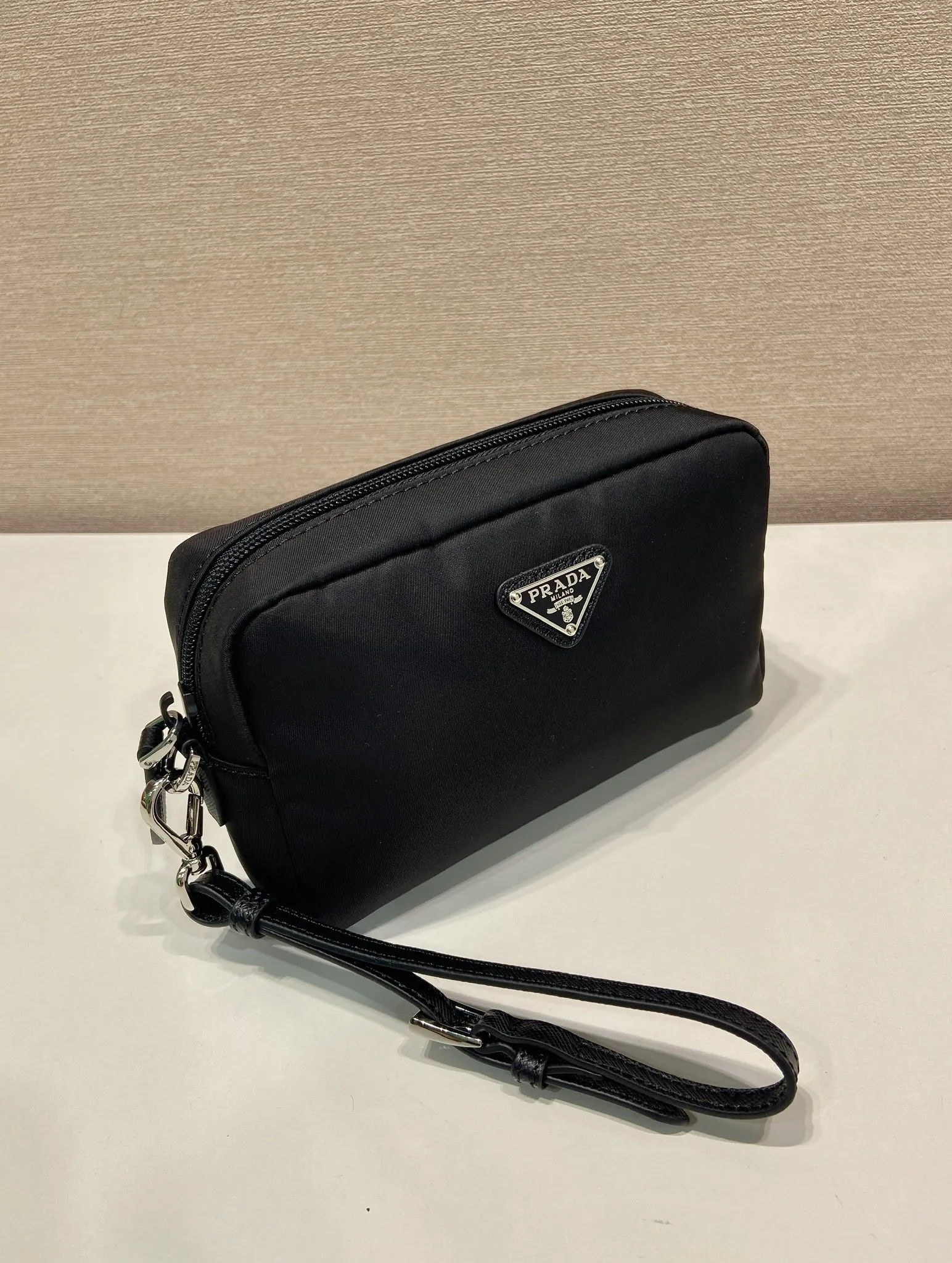💰520🎉New clutch bag🎉1NS021 large size🎉🎉 This clutch bag is made of imported innovative Re-Nylon recycled nylon fabric. The iconic triangular logo in enameled metal accents the clean lines. The bag opens to reveal a zippered inner pocket. Detachable leather wristband, large capacity, no problem with daily essentials for going out😘😘The large handbag you have been dreaming about has arrived, babies, hurry up and get it🎉🎉 Length 17x Height 11x Bottom 5.5cm🎉🎉🎉😘😘😘