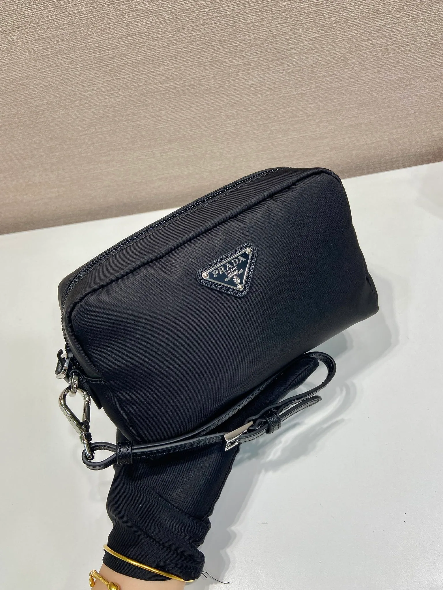 💰520🎉New clutch bag🎉1NS021 large size🎉🎉 This clutch bag is made of imported innovative Re-Nylon recycled nylon fabric. The iconic triangular logo in enameled metal accents the clean lines. The bag opens to reveal a zippered inner pocket. Detachable leather wristband, large capacity, no problem with daily essentials for going out😘😘The large handbag you have been dreaming about has arrived, babies, hurry up and get it🎉🎉 Length 17x Height 11x Bottom 5.5cm🎉🎉🎉😘😘😘
