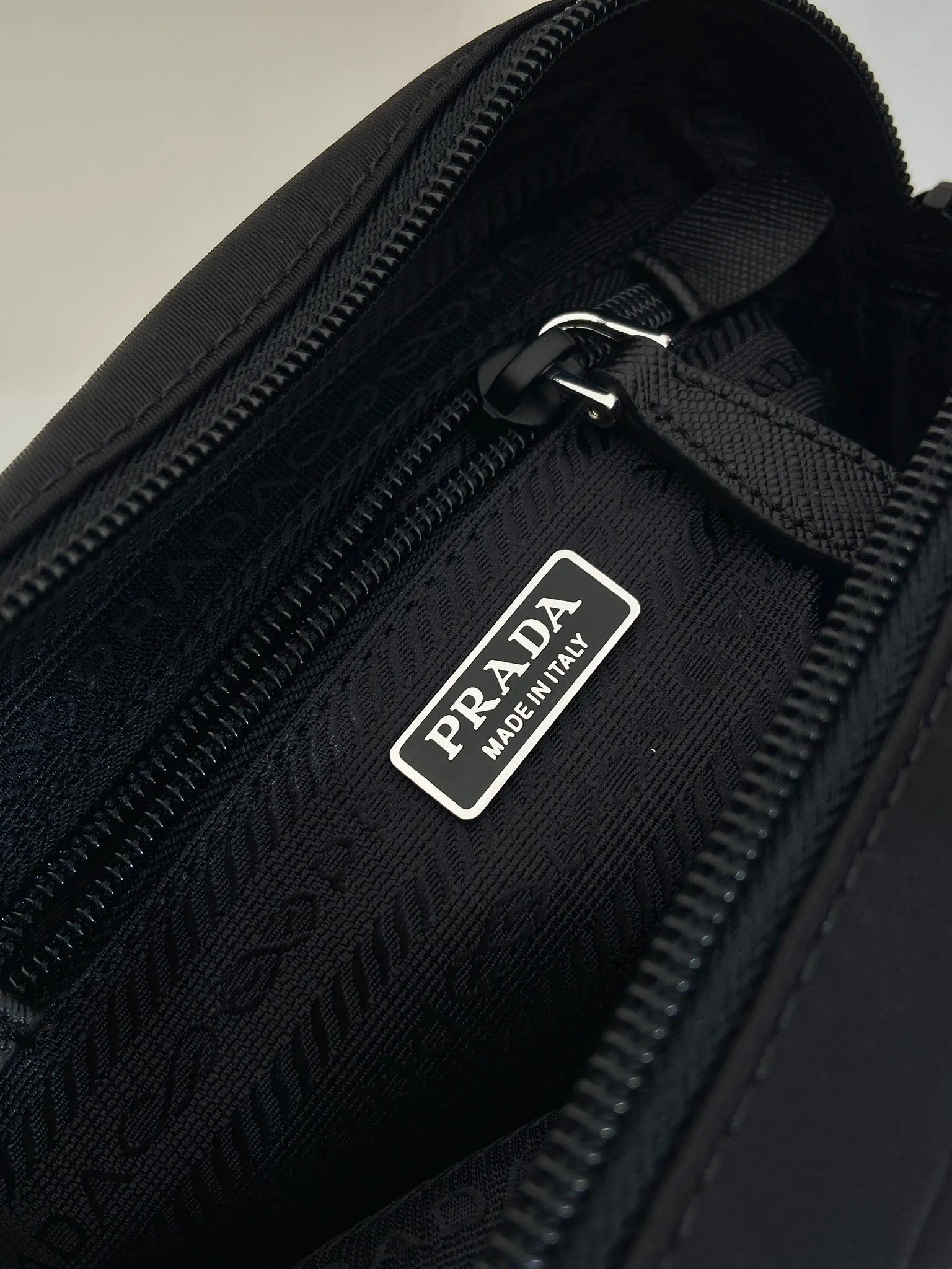 💰520🎉New clutch bag🎉1NS021 large size🎉🎉 This clutch bag is made of imported innovative Re-Nylon recycled nylon fabric. The iconic triangular logo in enameled metal accents the clean lines. The bag opens to reveal a zippered inner pocket. Detachable leather wristband, large capacity, no problem with daily essentials for going out😘😘The large handbag you have been dreaming about has arrived, babies, hurry up and get it🎉🎉 Length 17x Height 11x Bottom 5.5cm🎉🎉🎉😘😘😘