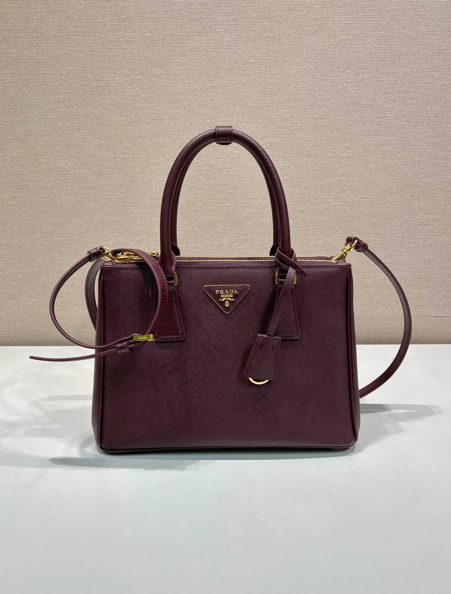 💰1840💋Classic hot model 1BA863💋New color🎉Original item/fully upgraded version🤙🤙Made of imported cross-grain cowhide. Top brushed hardware🤙🤙Galleria The handbag design is classic and timeless, the most iconic killer bag👏🏻👏🏻, a timeless style, equipped with multiple pockets and a detachable shoulder strap, 175 OEM code, length 28x height 20x bottom 12cm🤙🤙🤙💰💰💰💰