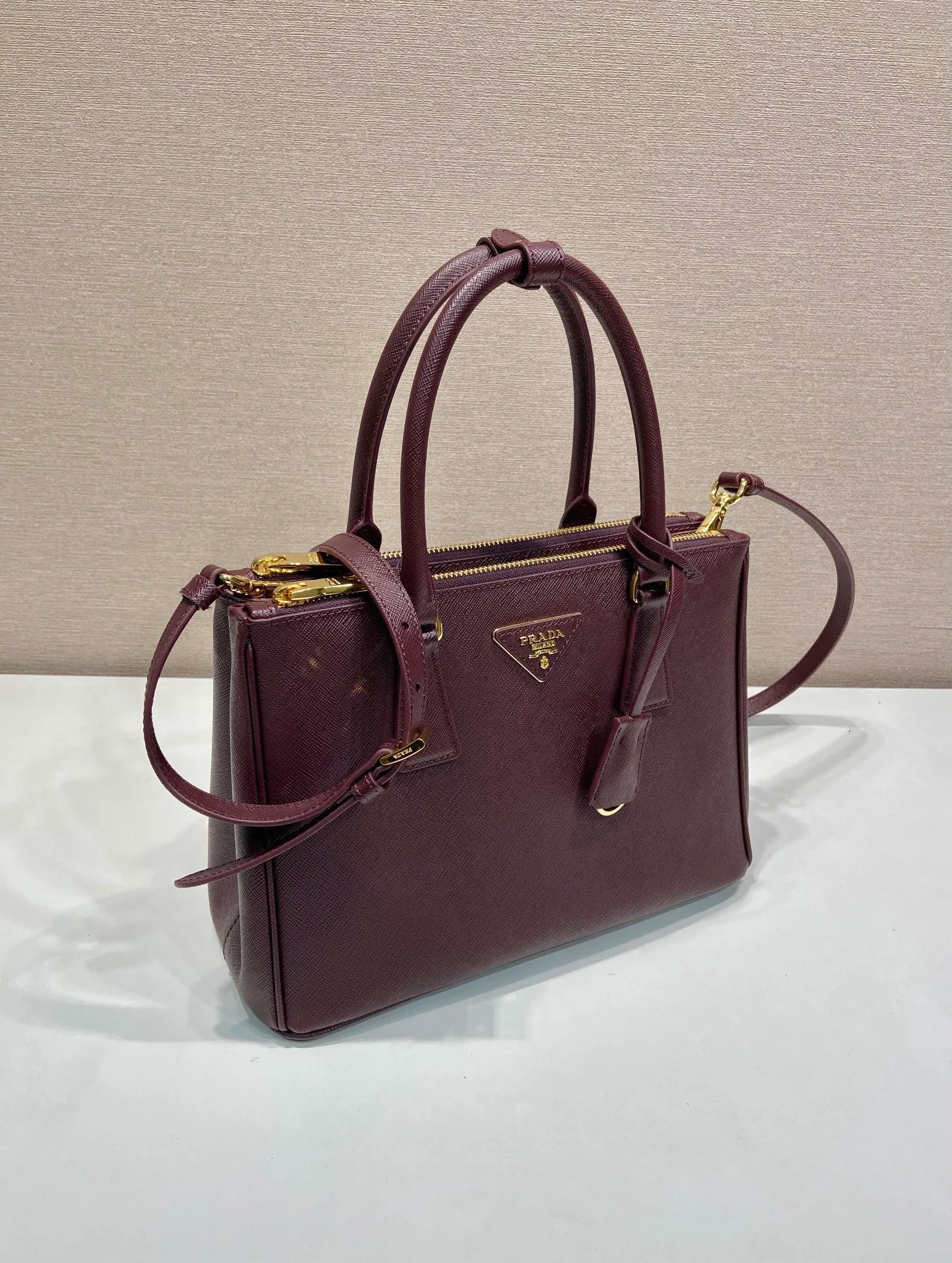 💰1840💋Classic hot model 1BA863💋New color🎉Original item/fully upgraded version🤙🤙Made of imported cross-grain cowhide. Top brushed hardware🤙🤙Galleria The handbag design is classic and timeless, the most iconic killer bag👏🏻👏🏻, a timeless style, equipped with multiple pockets and a detachable shoulder strap, 175 OEM code, length 28x height 20x bottom 12cm🤙🤙🤙💰💰💰💰