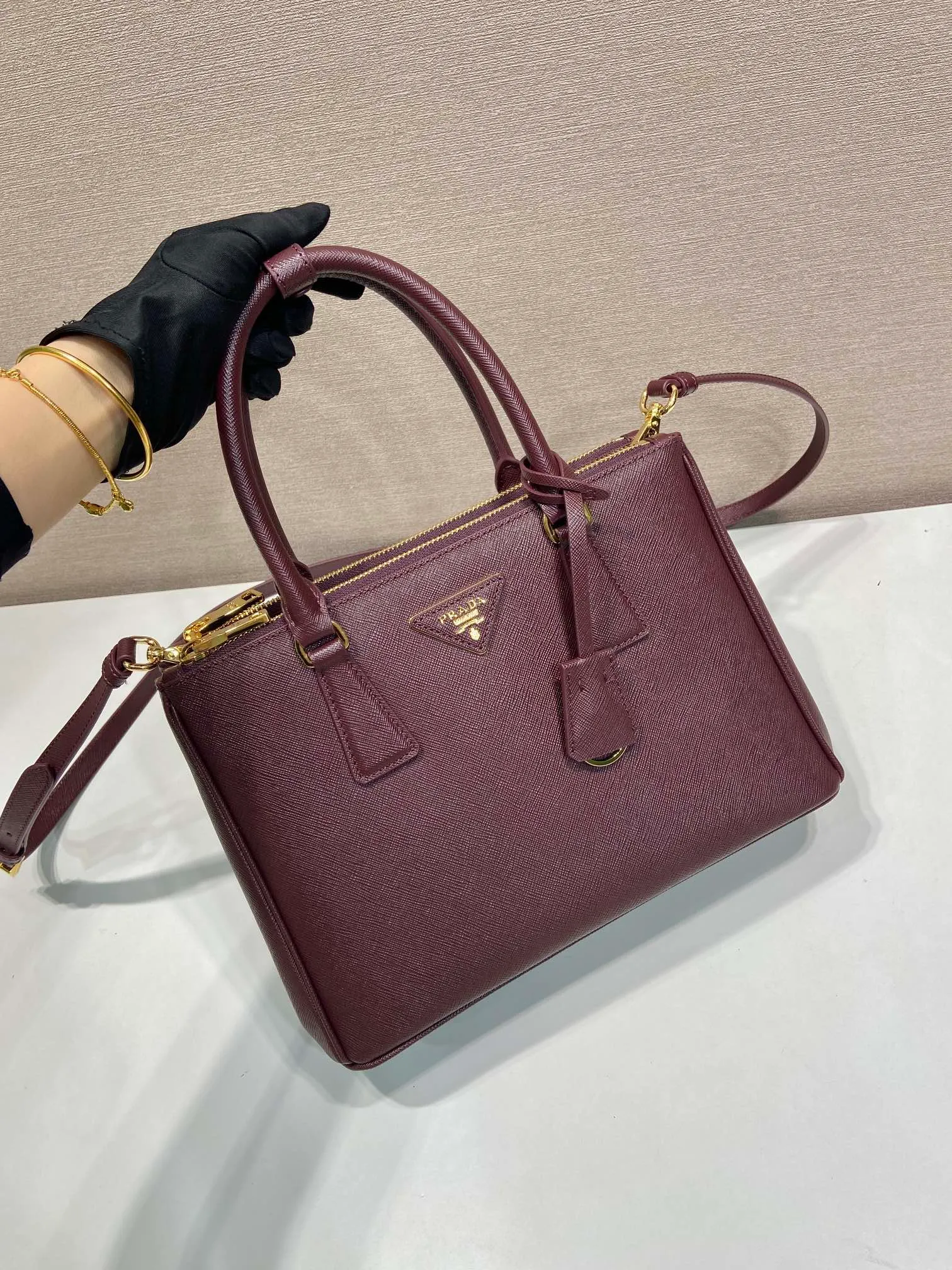 💰1840💋Classic hot model 1BA863💋New color🎉Original item/fully upgraded version🤙🤙Made of imported cross-grain cowhide. Top brushed hardware🤙🤙Galleria The handbag design is classic and timeless, the most iconic killer bag👏🏻👏🏻, a timeless style, equipped with multiple pockets and a detachable shoulder strap, 175 OEM code, length 28x height 20x bottom 12cm🤙🤙🤙💰💰💰💰