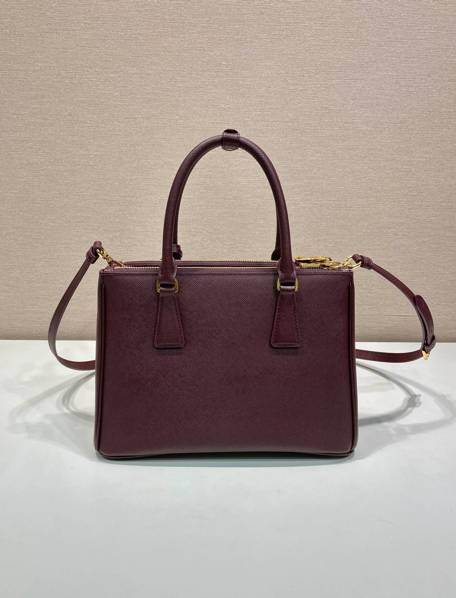 💰1840💋Classic hot model 1BA863💋New color🎉Original item/fully upgraded version🤙🤙Made of imported cross-grain cowhide. Top brushed hardware🤙🤙Galleria The handbag design is classic and timeless, the most iconic killer bag👏🏻👏🏻, a timeless style, equipped with multiple pockets and a detachable shoulder strap, 175 OEM code, length 28x height 20x bottom 12cm🤙🤙🤙💰💰💰💰