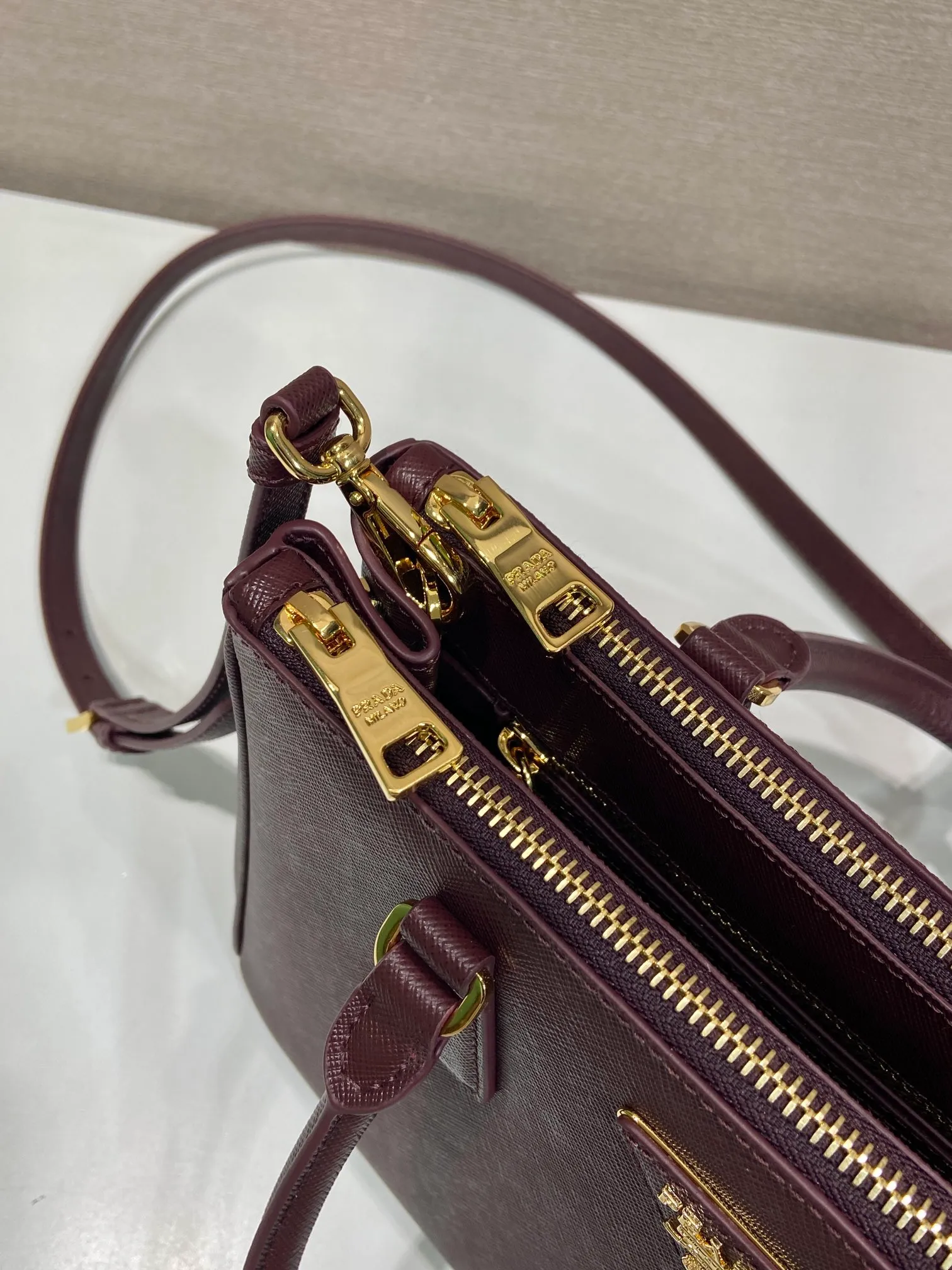 💰1840💋Classic hot model 1BA863💋New color🎉Original item/fully upgraded version🤙🤙Made of imported cross-grain cowhide. Top brushed hardware🤙🤙Galleria The handbag design is classic and timeless, the most iconic killer bag👏🏻👏🏻, a timeless style, equipped with multiple pockets and a detachable shoulder strap, 175 OEM code, length 28x height 20x bottom 12cm🤙🤙🤙💰💰💰💰