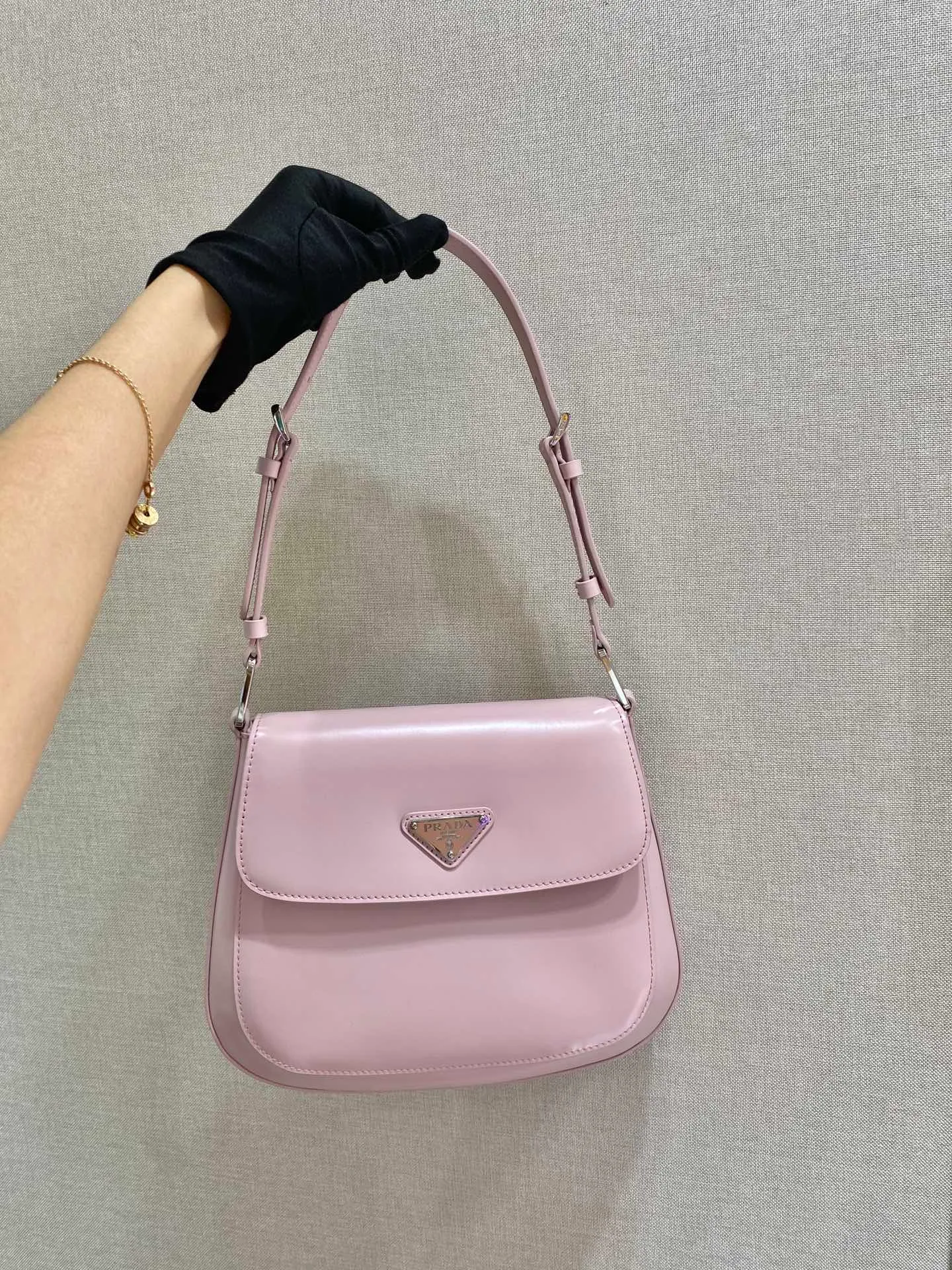 💰1320🎉Large Flap/Double Shoulder Straps🎉New Second-hand Underarm Bag/Large Flap😘😘 This year’s popular flip-top second-hand armpit bag has always been very popular. This double shoulder strap design is so practical👏It can be carried on the shoulder/crossbody, I love it😘, the whole leather is delicate and smooth, the special-shaped bag design is cool and fashionable, the capacity is sufficient, and it is light and can be packed It’s perfect without being outdated. It has a retro-feel concave shape. Another popular model for internet celebrities🙊🙊 Style number: 1BD303, length 24x height 19x bottom 6cm