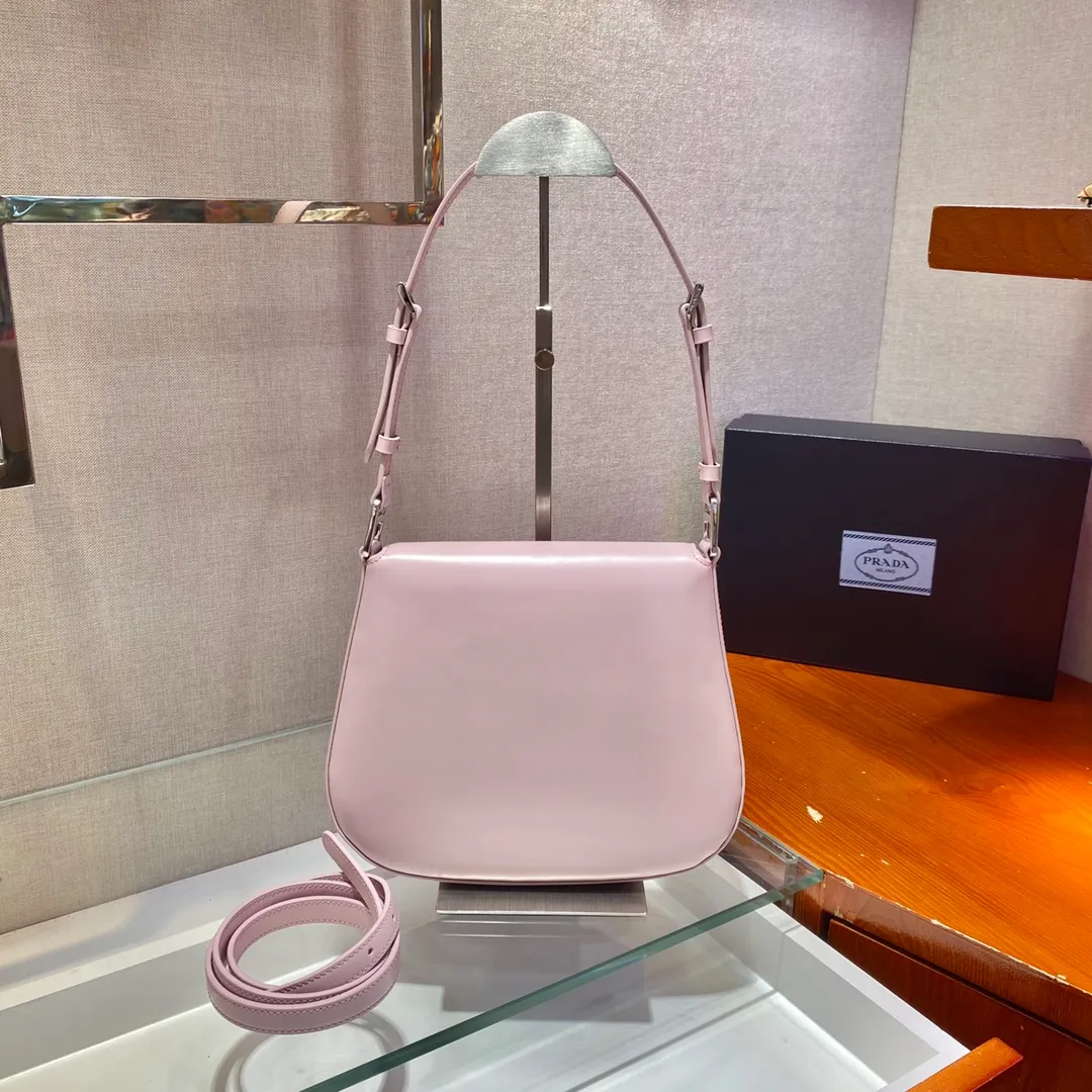 💰1320🎉Large Flap/Double Shoulder Straps🎉New Second-hand Underarm Bag/Large Flap😘😘 This year’s popular flip-top second-hand armpit bag has always been very popular. This double shoulder strap design is so practical👏It can be carried on the shoulder/crossbody, I love it😘, the whole leather is delicate and smooth, the special-shaped bag design is cool and fashionable, the capacity is sufficient, and it is light and can be packed It’s perfect without being outdated. It has a retro-feel concave shape. Another popular model for internet celebrities🙊🙊 Style number: 1BD303, length 24x height 19x bottom 6cm