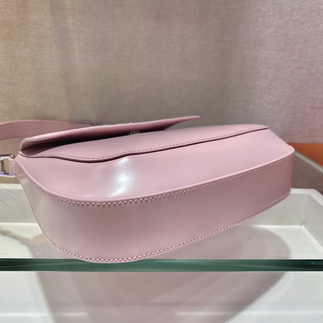 💰1320🎉Large Flap/Double Shoulder Straps🎉New Second-hand Underarm Bag/Large Flap😘😘 This year’s popular flip-top second-hand armpit bag has always been very popular. This double shoulder strap design is so practical👏It can be carried on the shoulder/crossbody, I love it😘, the whole leather is delicate and smooth, the special-shaped bag design is cool and fashionable, the capacity is sufficient, and it is light and can be packed It’s perfect without being outdated. It has a retro-feel concave shape. Another popular model for internet celebrities🙊🙊 Style number: 1BD303, length 24x height 19x bottom 6cm