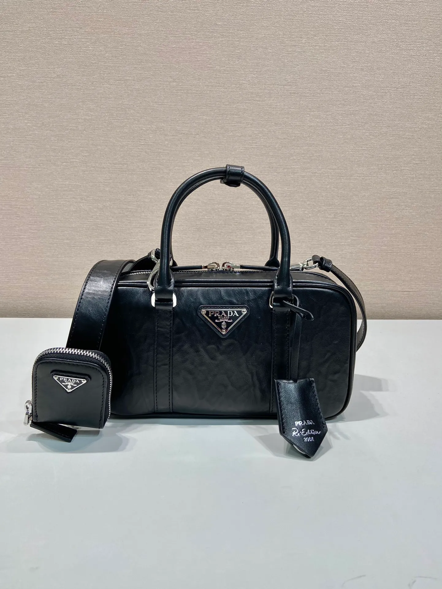 💰1660🎉New Boston🎉1BB098 Small🎉🎉 This casual and classic handbag is made of soft sheepskin inside and out. The hand-made pleat effect is particularly fashionable. It is equipped with a detachable long shoulder strap and a small coin purse with large capacity. It was also unveiled in the 2024 spring and summer series fashion show. The upper body effect must be eye-catching. Baby, hurry up and get it🎉🎉 Length 24x height x 12.5 bottom x 8cm