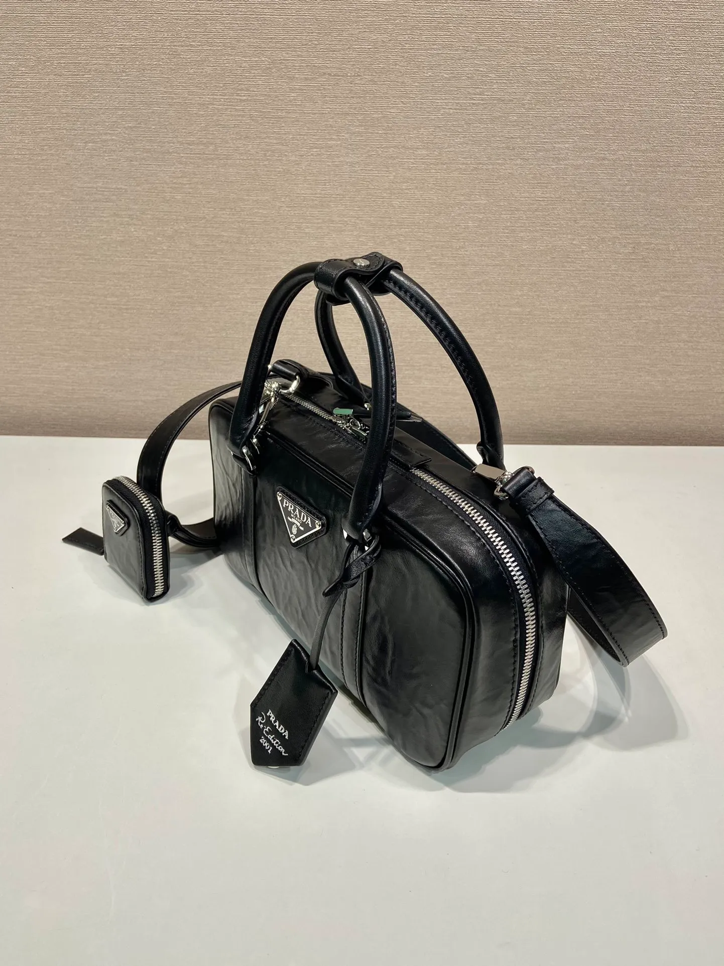 💰1660🎉New Boston🎉1BB098 Small🎉🎉 This casual and classic handbag is made of soft sheepskin inside and out. The hand-made pleat effect is particularly fashionable. It is equipped with a detachable long shoulder strap and a small coin purse with large capacity. It was also unveiled in the 2024 spring and summer series fashion show. The upper body effect must be eye-catching. Baby, hurry up and get it🎉🎉 Length 24x height x 12.5 bottom x 8cm
