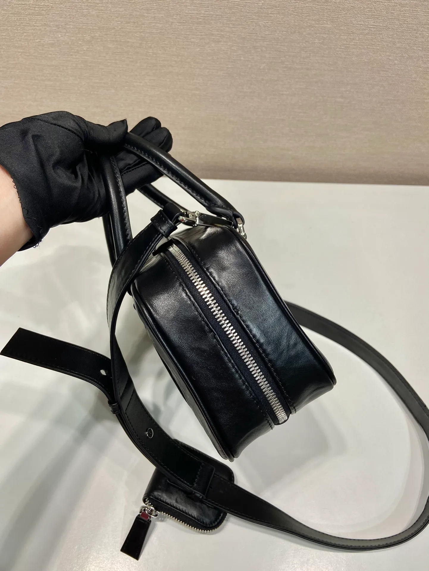 💰1660🎉New Boston🎉1BB098 Small🎉🎉 This casual and classic handbag is made of soft sheepskin inside and out. The hand-made pleat effect is particularly fashionable. It is equipped with a detachable long shoulder strap and a small coin purse with large capacity. It was also unveiled in the 2024 spring and summer series fashion show. The upper body effect must be eye-catching. Baby, hurry up and get it🎉🎉 Length 24x height x 12.5 bottom x 8cm