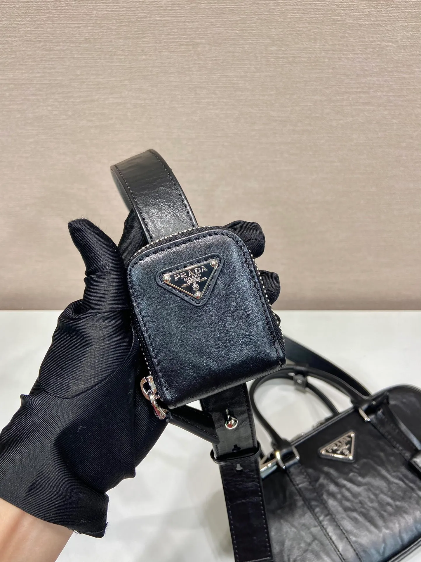 💰1660🎉New Boston🎉1BB098 Small🎉🎉 This casual and classic handbag is made of soft sheepskin inside and out. The hand-made pleat effect is particularly fashionable. It is equipped with a detachable long shoulder strap and a small coin purse with large capacity. It was also unveiled in the 2024 spring and summer series fashion show. The upper body effect must be eye-catching. Baby, hurry up and get it🎉🎉 Length 24x height x 12.5 bottom x 8cm