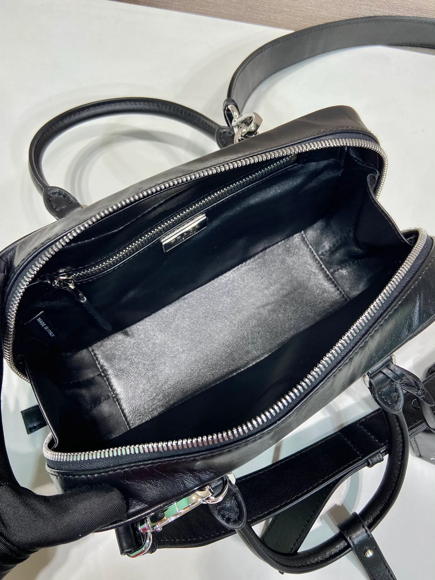 💰1660🎉New Boston🎉1BB098 Small🎉🎉 This casual and classic handbag is made of soft sheepskin inside and out. The hand-made pleat effect is particularly fashionable. It is equipped with a detachable long shoulder strap and a small coin purse with large capacity. It was also unveiled in the 2024 spring and summer series fashion show. The upper body effect must be eye-catching. Baby, hurry up and get it🎉🎉 Length 24x height x 12.5 bottom x 8cm