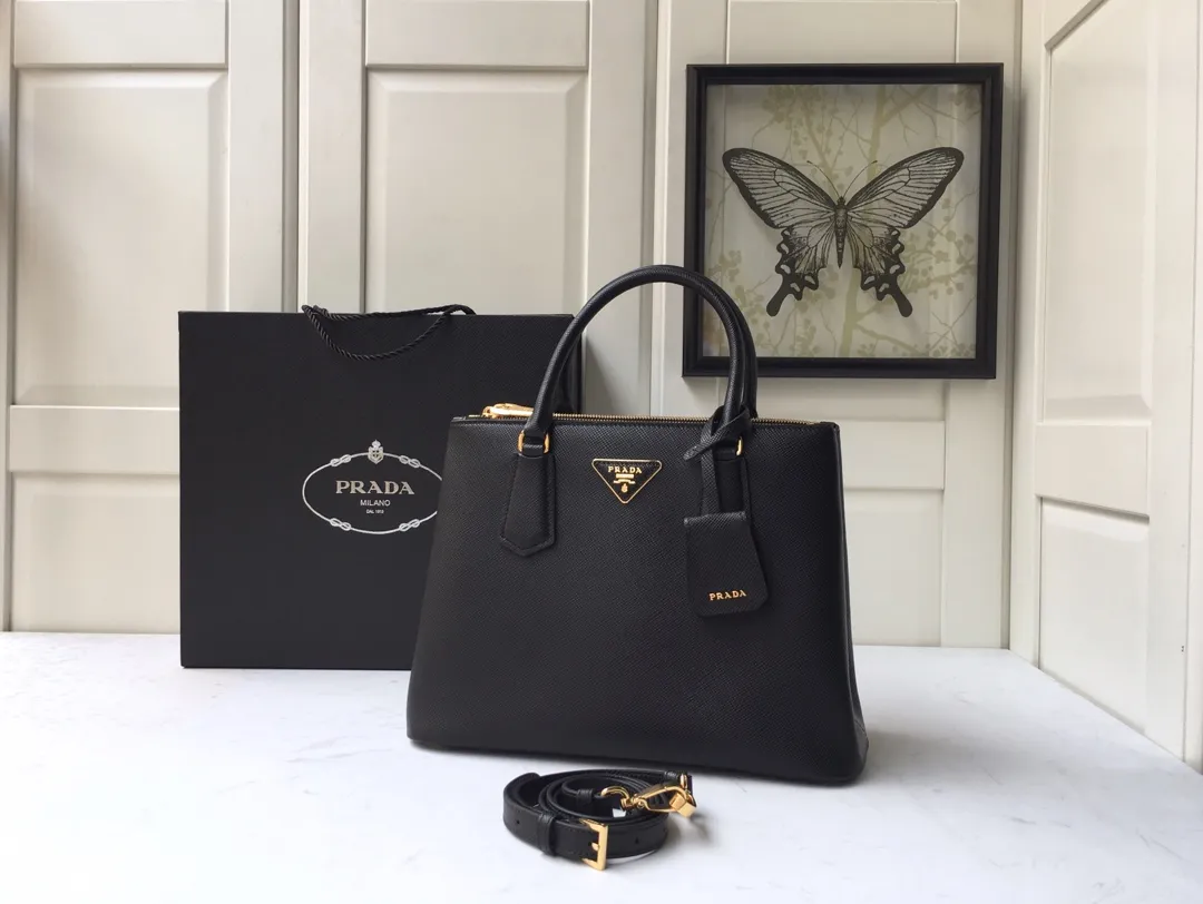 💰2040🎉1BA232 hot model🎉, original item👍👍 Made of imported Saffiano leather material, double leather handles, detachable and adjustable leather shoulder straps, and two zipper pockets on the outside. This Galleria handbag has a classic and timeless design. It is the most iconic classic hot style, a favorite of ladies😘, length 31X height 22.5x bottom 13.5cm👏