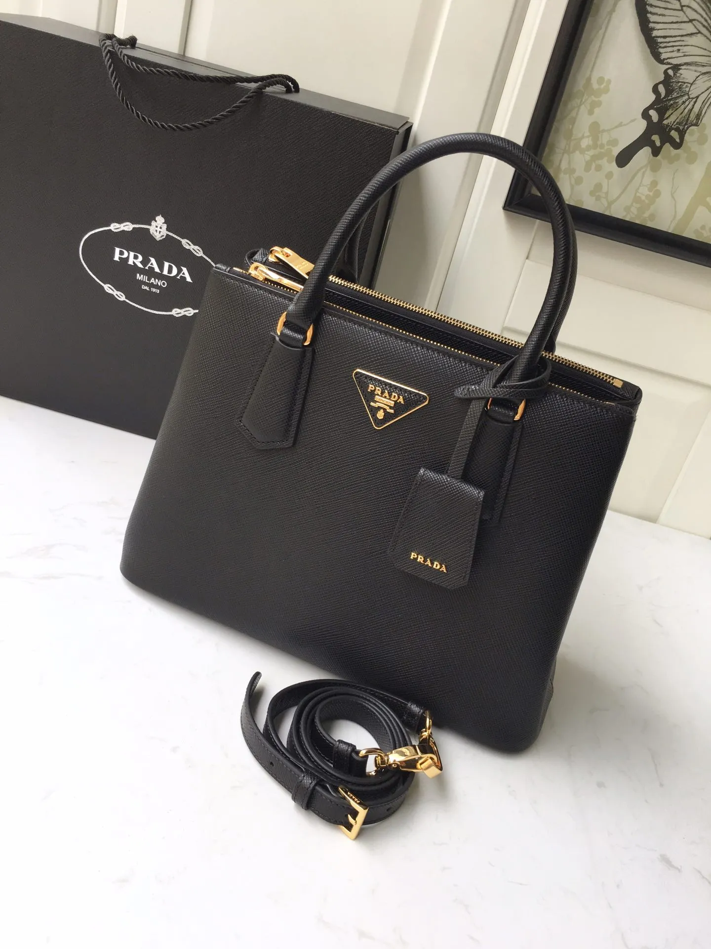 💰2040🎉1BA232 hot model🎉, original item👍👍 Made of imported Saffiano leather material, double leather handles, detachable and adjustable leather shoulder straps, and two zipper pockets on the outside. This Galleria handbag has a classic and timeless design. It is the most iconic classic hot style, a favorite of ladies😘, length 31X height 22.5x bottom 13.5cm👏