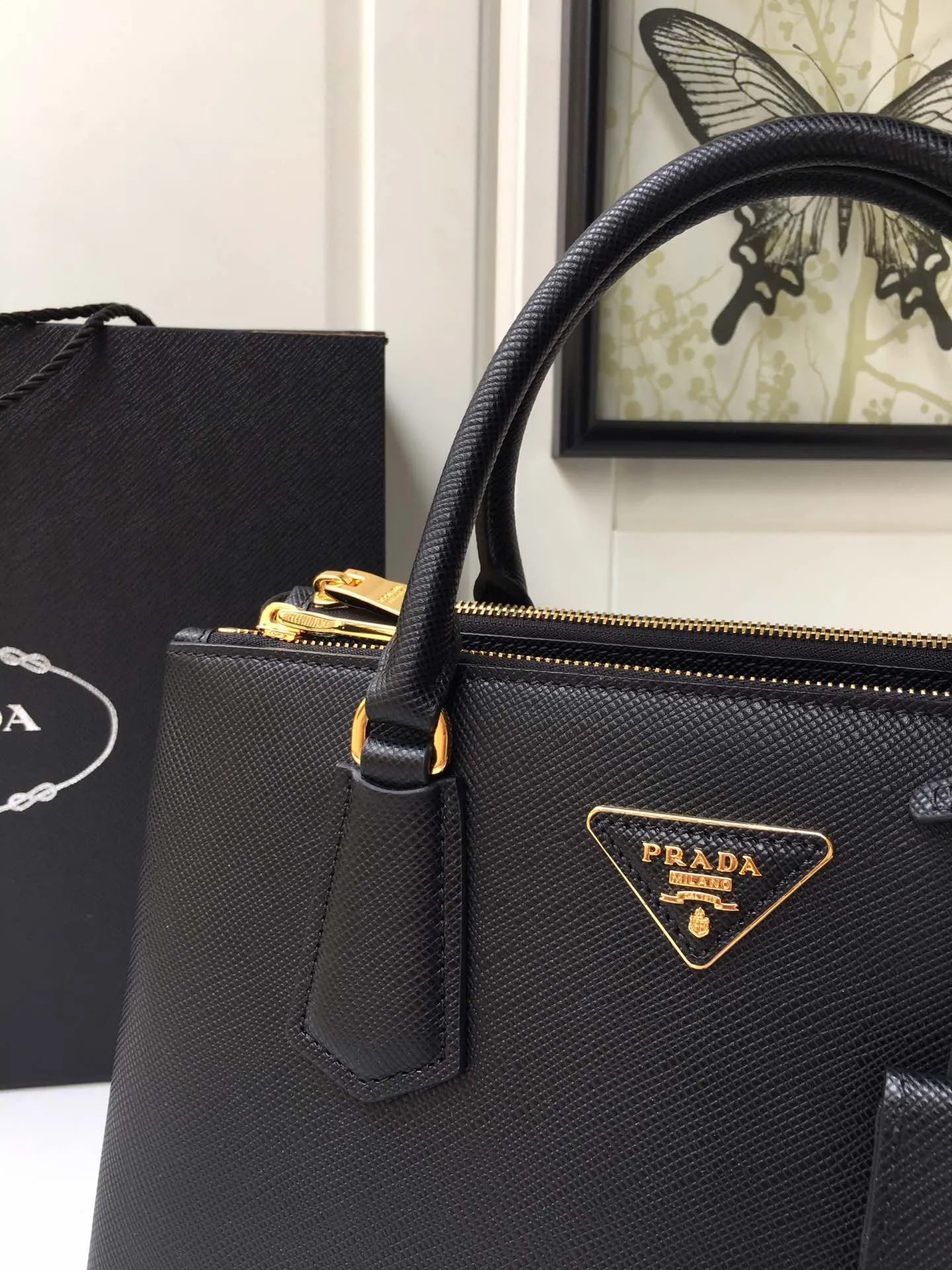 💰2040🎉1BA232 hot model🎉, original item👍👍 Made of imported Saffiano leather material, double leather handles, detachable and adjustable leather shoulder straps, and two zipper pockets on the outside. This Galleria handbag has a classic and timeless design. It is the most iconic classic hot style, a favorite of ladies😘, length 31X height 22.5x bottom 13.5cm👏