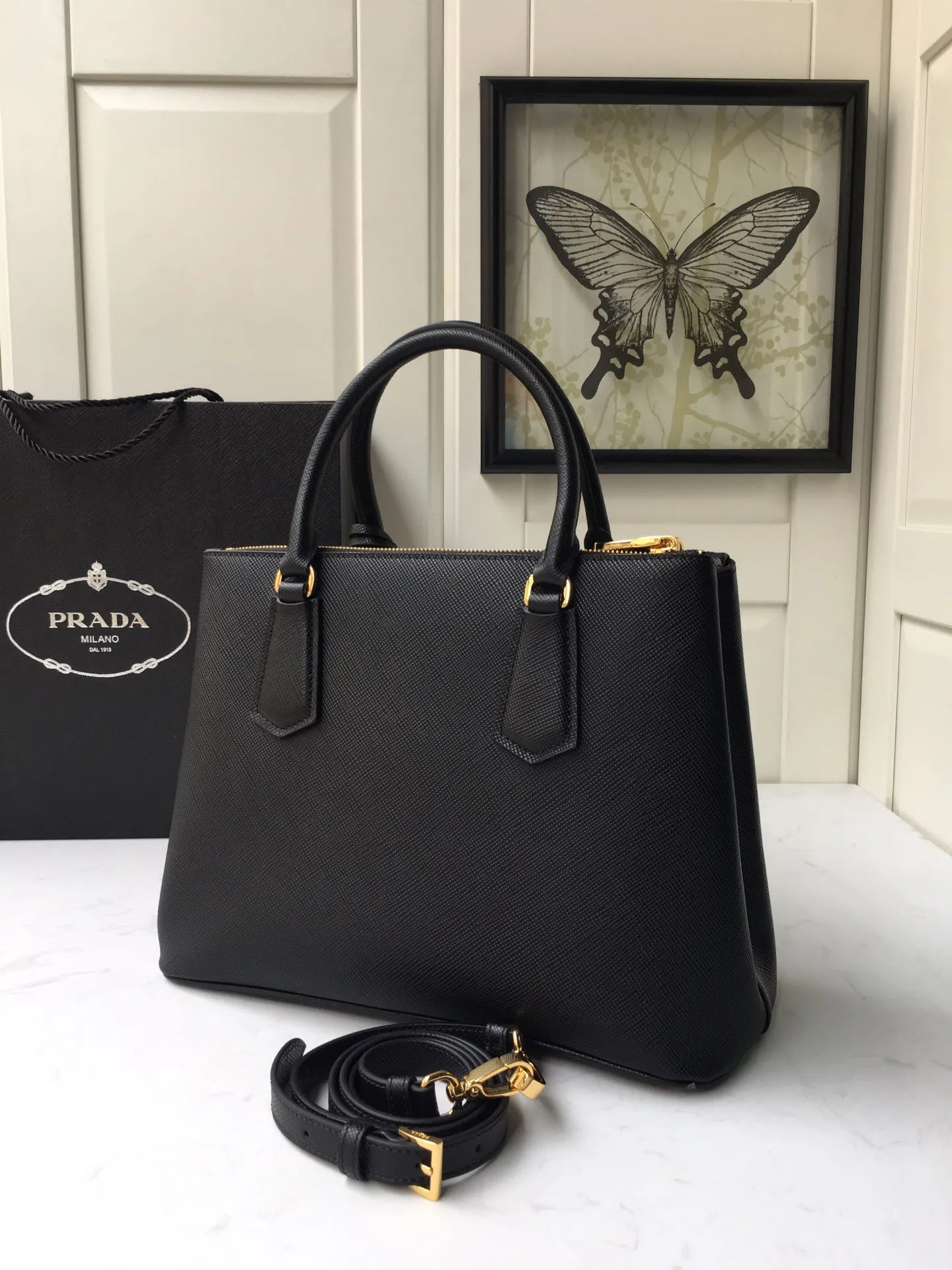 💰2040🎉1BA232 hot model🎉, original item👍👍 Made of imported Saffiano leather material, double leather handles, detachable and adjustable leather shoulder straps, and two zipper pockets on the outside. This Galleria handbag has a classic and timeless design. It is the most iconic classic hot style, a favorite of ladies😘, length 31X height 22.5x bottom 13.5cm👏