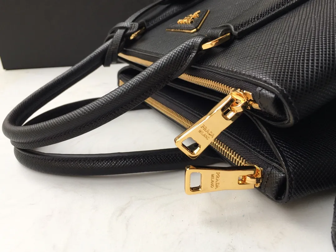 💰2040🎉1BA232 hot model🎉, original item👍👍 Made of imported Saffiano leather material, double leather handles, detachable and adjustable leather shoulder straps, and two zipper pockets on the outside. This Galleria handbag has a classic and timeless design. It is the most iconic classic hot style, a favorite of ladies😘, length 31X height 22.5x bottom 13.5cm👏